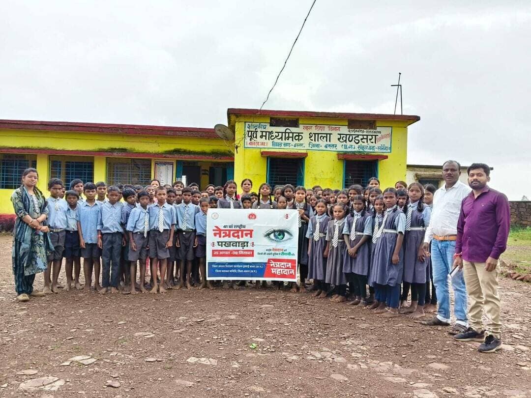 720 आंखों के इलाज से लौटे उजले सबेरे
बस्तर में अंधत्व निवारण अभियान को नई गति मिल रही है। चालू वित्तीय वर्ष 2026-27 में अब तक 720 मोतियाबिंद मरीजों के सफल ऑपरेशन किए जा चुके हैं।
साथ ही बच्चों की दृष्टि को बेहतर बनाने के लिए विशेष नेत्र परीक्षण अभियान भी चलाया जा रहा है। 👧👦
✨ बुजुर्गों के लिए मोतियाबिंद उपचार
👓 स्कूली बच्चों की आंखों की जांच
💊 आवश्यक दवाइयां और स्वास्थ्य परामर्श
🏥 दूरस्थ क्षेत्रों में विशेष नेत्र जांच शिविर
❤️ 25 अगस्त से 8 सितंबर तक नेत्रदान पखवाड़ा
7 सितंबर को बस्तर में आयोजित जन-अभियान के जरिए नागरिकों को मरणोपरांत नेत्रदान के लिए प्रेरित किया गया।
आइए, नेत्रदान का संकल्प लेकर किसी दृष्टिहीन के जीवन में रोशनी की नई किरण बनें। ❤️
📍 बस्तर, छत्तीसगढ़
#अंधत्वनिवारण #नेत्रदान