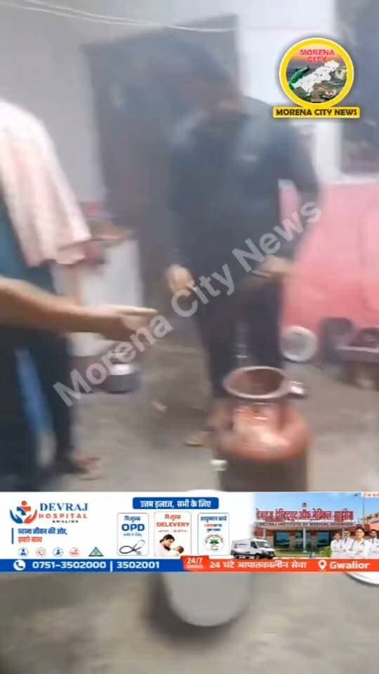 मुरैना में बड़ा हादसा टला: खाना बनाते समय गैस सिलेंडर में लगी आ.ग, महिला झु.लसी
मुरैना। सुभाष नगर में सोमवार को खाना बनाते समय एक घर में अचानक गैस सिलेंडर में आ.ग लग गई। आ.ग की चपेट में आने से एक महिला झु.लस गई, जिसके बाद घर में अफरा-तफरी मच गई।
परिजनों ने तत्काल पुलिस और फायर सेफ्टी विभाग को सूचना दी। सूचना मिलते ही फायर सेफ्टी टीम मौके पर पहुंची और कड़ी मशक्कत के बाद गैस सिलेंडर में लगी आ.ग पर काबू पाया। पुलिस की गाड़ी भी मौके पर पहुंच गई थी।
समय रहते आ.ग पर काबू पा लिए जाने से बड़ा हादसा टल गया। घटना में किसी बड़ी जनहानि की सूचना नहीं है। महिला को मामूली चोटें आने की जानकारी सामने आई है।
#मुरैना #morena