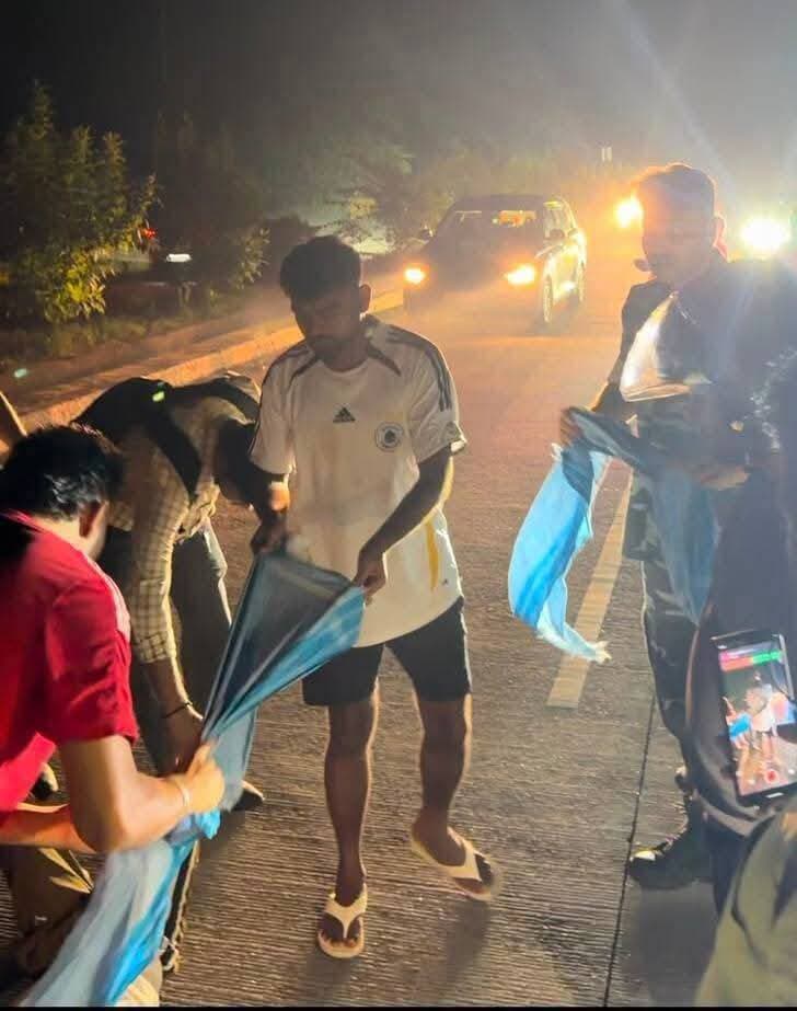 इंसानियत की मिसाल बने डुमरी विधायक जयराम महतो, सड़क हा*द*से में घा*यल युवक की बचाई जान
धनबाद जिले के राजगंज–कतरास मुख्य मार्ग पर डुमरी विधायक जयराम महतो ने मानवता और संवेदनशीलता की मिसाल पेश की।
पश्चिमी सिंहभूम जाने के दौरान विधायक जयराम महतो की नजर सड़क किनारे गं*भीर रूप से घा/यल एक बाइक सवार पर पड़ी। अंधेरा होने के साथ ही स्थान भी सुनसान था। घायल व्यक्ति के माथे और पैर में गंभीर चो-ट लगी थी, जिससे काफी रक्तस्राव हो रहा था।
स्थिति को देखते हुए जयराम महतो ने बिना समय गंवाए अपनी गाड़ी रुकवाई और तत्काल मदद के लिए आगे आए। उन्होंने अपनी गाड़ी से गमछा निकालकर उसे फाड़ा और घायल के चोटिल स्थानों पर बांधकर रक्तस्राव रोकने का प्रयास किया।
इसके बाद विधायक ने अपने अंगरक्षक की मदद से घा=/यल युवक को अपनी गाड़ी में बैठाया और नजदीकी अस्पताल पहुंचाया, ताकि उसका इलाज जल्द से जल्द शुरू हो सके। साथ ही उन्होंने स्थानीय थाना प्रभारी को भी घटना की जानकारी दी।
घा*यल को अस्पताल पहुंचाने और जरूरी मदद सुनिश्चित करने के बाद जयराम महतो अपने मित्र की दूसरी गाड़ी से पश्चिमी सिंहभूम के लिए रवाना हुए।
विधायक के इस मानवीय पहल की स्थानीय लोगों के बीच सराहना हो रही है। घ*टना ने एक बार फिर यह संदेश दिया कि मुश्किल वक्त में किसी की मदद करना ही सच्ची इंसानियत है।
