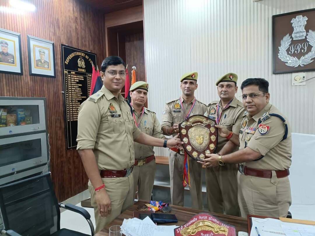 🏆 शामली पुलिस के निशानेबाजों का शानदार प्रदर्शन, 10 पदकों पर जमाया कब्जा 🏆
04 स्वर्ण, 03 रजत और 03 कांस्य पदक जीतकर पुलिस विभाग का नाम किया रोशन
शामली। जनपद शामली पुलिस के पुलिसकर्मियों ने शूटिंग प्रतियोगिताओं में शानदार प्रदर्शन करते हुए जिले का मान बढ़ाया है। पुलिसकर्मियों ने अपनी एकाग्रता, अनुशासन, मेहनत और बेहतरीन निशानेबाजी कौशल का प्रदर्शन करते हुए कुल 10 पदक अपने नाम किए।
सीतापुर में आयोजित 51वीं उत्तर प्रदेश पुलिस वार्षिक शूटिंग स्पोर्ट्स प्रतियोगिता-2026 में मुख्य आरक्षी यातायात पुलिस गुलशन चौधरी और मुख्य आरक्षी मोहित राठी, फील्ड यूनिट ने मेरठ जोन टीम का प्रतिनिधित्व किया। दोनों के शानदार प्रदर्शन के दम पर मेरठ जोन टीम ने प्रथम स्थान हासिल करते हुए स्वर्ण पदक जीता।
वहीं, मुजफ्फरनगर में आयोजित 27वीं अन्तरजनपदीय उत्तर प्रदेश पुलिस वार्षिक शूटिंग स्पोर्ट्स प्रतियोगिता-2026 में मुख्य आरक्षी गुलशन चौधरी, मुख्य आरक्षी मोहित राठी और आरक्षी प्रदीप कुमार, थाना झिंझाना ने शानदार प्रदर्शन किया।
प्रतियोगिता में शामली पुलिस की टीम ने 04 स्वर्ण, 03 रजत और 03 कांस्य पदक समेत कुल 10 पदक हासिल किए और प्रथम स्थान प्राप्त कर जिले का गौरव बढ़ाया।
🏅 पुलिस अधीक्षक शामली एन.पी. सिंह ने पदक विजेता पुलिसकर्मियों को सम्मानित कर उनके उज्ज्वल भविष्य की शुभकामनाएं दीं। उन्होंने खिलाड़ियों के प्रदर्शन की सराहना करते हुए कहा कि शूटिंग और खेल प्रतियोगिताओं में पुलिसकर्मियों की सफलता व्यक्तिगत उपलब्धि के साथ-साथ जनपद शामली पुलिस एवं मेरठ जोन के गौरव को भी बढ़ाती है।
पुलिस अधीक्षक ने सभी खिलाड़ियों को भविष्य में भी इसी तरह उत्कृष्ट प्रदर्शन करने और पुलिस विभाग का नाम रोशन करने के लिए प्रोत्साहित किया।
शामली पुलिस की यह उपलब्धि पुलिसकर्मियों की मेहनत, अनुशासन, कर्तव्यनिष्ठा और उत्कृष्टता के प्रति प्रतिबद्धता का शानदार उदाहरण है। 👏🇮🇳
#ShamliPolice #Shamli #Police #UPPolice #NPSingh #ShootingCompetition #ShootingSports #GoldMedal #SilverMedal #BronzeMedal #MeerutZone #UttarPradeshPolice #ProudMoment #PoliceAchievement #ShamliNews