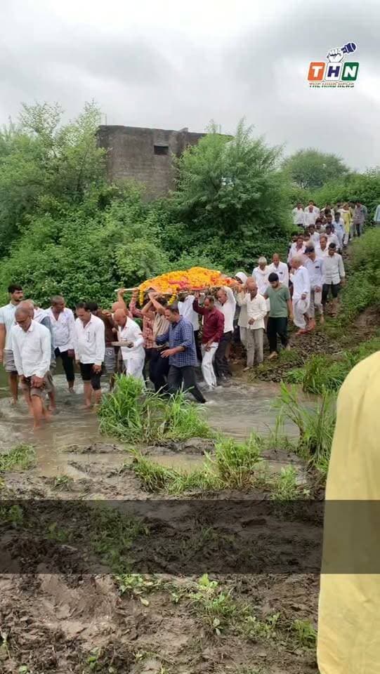 आगर मालवा: आजादी के 79 साल बाद भी मुक्तिधाम के लिए जद्दोजहद, कीचड़, नाला पार कर टपकते पानी को रोकने के लिए चद्दर लगाकर करना पड़ रहा अंतिम दाहसंस्कार, जन विश्वास शिविर भी लगा पर कोई सुविधा नहीं मिली। #agar #viral #cm #ᴠɪʀᴀʟᴠɪᴅᴇᴏs