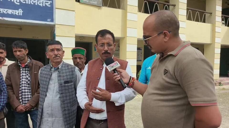 मोरी विकासखंड के दणगांण गांव के आपदा प्रभावित ग्रामीण पहुंचे पुरोला तहसील, जिलाधिकारी को भेजा ज्ञापन। DM Uttarkashi Uttarkashi Police Uttarakhand