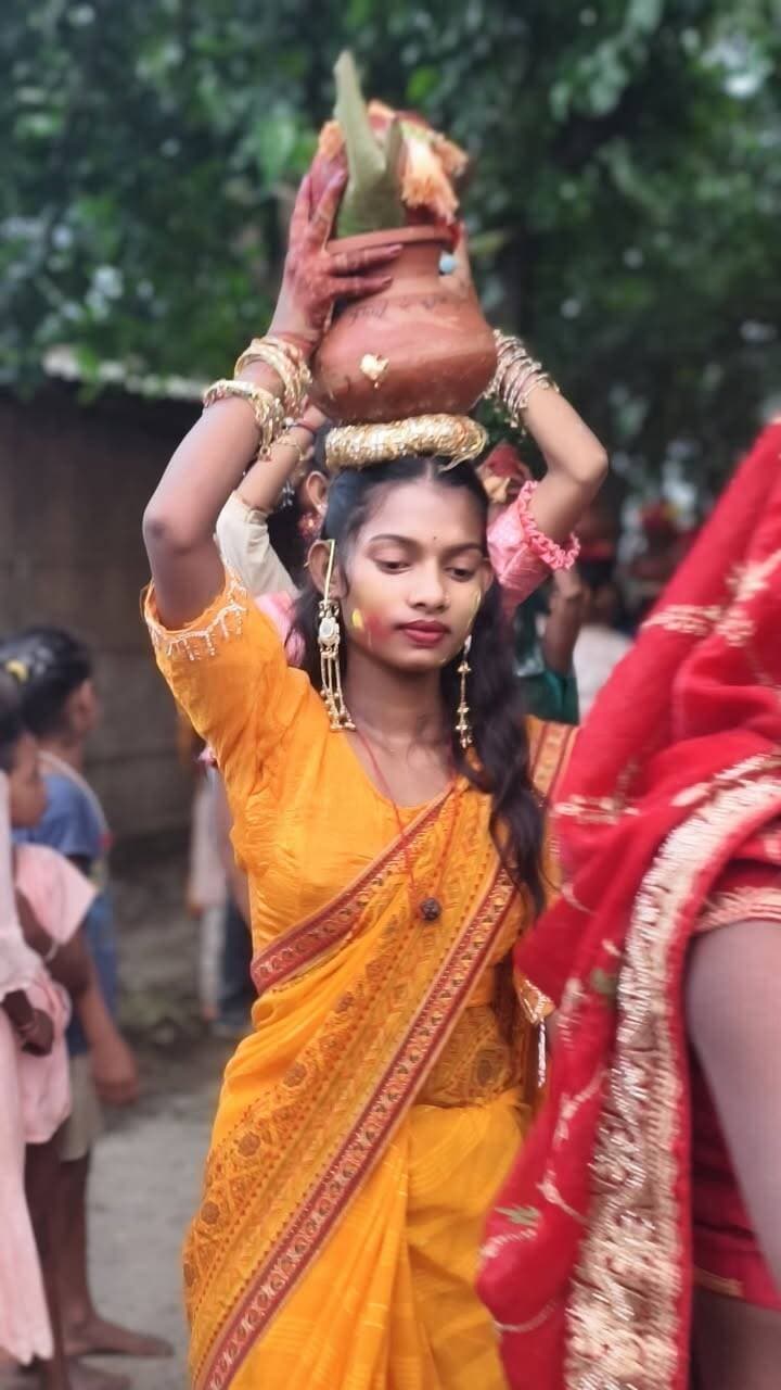 🙏 251 कलश कन्याओं की भक्ति, तपस्या और ग्रामीणों की अद्भुत एकता 🙏
दरभंगा जिला के कुशेश्वरस्थान प्रखंड अंतर्गत हरिनगर और मसानखून पंचायत के बीच स्थित मैबी कछुआ हनुमान मंदिर में आयोजित श्री श्री 108 नवाह संकीर्तन महायज्ञ में दोनों पंचायतों के समस्त ग्रामीणों एवं सभी टोलों के लोगों ने बढ़-चढ़कर हिस्सा लिया।
पूरे धार्मिक आयोजन के दौरान गांव का माहौल भक्तिमय बना रहा। भजन-कीर्तन, पूजा-पाठ और धार्मिक अनुष्ठानों से पूरा क्षेत्र भक्ति और श्रद्धा में डूबा नजर आया।
इस आयोजन में सबसे विशेष और प्रेरणादायक भूमिका 251 कलश कन्याओं ने निभाई। श्रद्धा और आस्था के साथ इन 251 कन्याओं ने नौ दिनों तक तथा दो दिनों के अष्टजाम के दौरान उपवास रखते हुए कलश धारण किया। कठिन तपस्या के बावजूद उनकी आस्था और उत्साह में कोई कमी नहीं दिखी।
कलश कन्याओं की यह श्रद्धा, संयम और समर्पण पूरे क्षेत्र के लिए प्रेरणा का विषय बना। वहीं, समस्त ग्रामीणों ने एकजुट होकर पूरे आयोजन में अपनी सहभागिता निभाई और धार्मिक कार्यक्रम को सफल बनाने में महत्वपूर्ण योगदान दिया।
यह आयोजन केवल एक धार्मिक अनुष्ठान ही नहीं, बल्कि दोनों पंचायतों के बीच आपसी भाईचारे, एकता, सहयोग और सनातन आस्था की अद्भुत मिसाल बनकर सामने आया।
🙏 251 कलश कन्याओं की तपस्या और समस्त ग्रामीणों की श्रद्धा को कोटि-कोटि नमन।
🚩 जय श्री राम | जय बजरंगबली | हर-हर महादेव 🚩