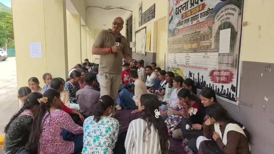 महाविद्यालय पुरोला में आठवें दिन भी बड़ी संख्या में छात्रों का धरना जारी, जिम्मेदार जनप्रतिनिधि सोशल मीडिया के माध्यम से लाइव में आम-जनमानस को कर रहे गुमराह।। DM Uttarkashi Uttarkashi Police Uttarakhand