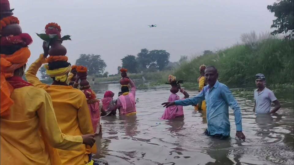 😱 आखिरकार कलश विसर्जन के दौरान ऐसा क्या हुआ कि अचानक होने लगा हल्ला? मौके पर मची अफरा-तफरी, देखिए पूरा मामला! 🚨🙏