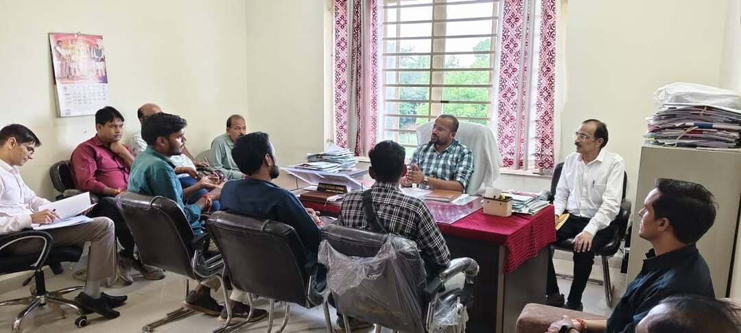 इनफ्लुएंसर विकास स्थलों तथा शासकीय योजनाओं से लाभान्वित हितग्राहियों की वीडियो क्लिपिंग सोशल मीडिया पर करें प्रसारित-संयुक्त कलेक्टर
जिले के विकास को नया आयाम स्थापित करने के लिए
शासकीय योजनाओं से लाभान्वित हितग्राहियों की वीडियो क्लिपिंग
जिले में कार्यरत इनफ्लुएंसर वीडियो क्लिपिंग के माध्यम से सोशल मीडिया पर अधिक से अधिक प्रचार करें। जिससे जिले के विभिन्न पर्यटन स्थलों औद्योगिक क्षेत्र तथा शासन की योजनाओं के पात्र हितग्राहियों को लाभान्वित किए जाने के संबंध में अधिक से अधिक प्रचार प्रसार किया जा सके। इस आशय के विचार संयुक्त कलेक्टर श्री विकास कुमार आनंद ने सोमवार को कलेक्ट्रेट में जिले के इनफ्लुएंसर की औपचारिक बैठक के दौरान व्यक्त किये। इस दौरान उन्होंने शासन के निर्देशानुसार विकसित भारत संकल्प यात्रा, विकास स्थलों का चयन एवं अन्य विषयों से संबंधित प्रचार प्रसार के संबंध में विस्तार से चर्चा की गई। उन्होंने बताया कि मुख्यमंत्री जन विश्वास अभियान के अंतर्गत जिले के इनफ्लुएंसर द्वारा डिजिटल प्लेटफॉर्म पर जिले की उपलब्धियां को प्रकाशित किए जाने के संबंध में मार्गदर्शन प्राप्त हुआ है। जिसके अंतर्गत कार्यवाही सुनिश्चित की जाएगी। उन्होंने कहा कि जिले में सामाजिक बदलाव, आर्थिक बदलाव,औद्योगिक इकाइयों का गठन, शासकीय योजनाओं के माध्यम से हितग्राहियों के जीवन में आया बदलाव महत्वपूर्ण होगा जिसका प्रचार प्रसार सोशल मीडिया के द्वारा किया जा सकेगा।
#ashoknagar