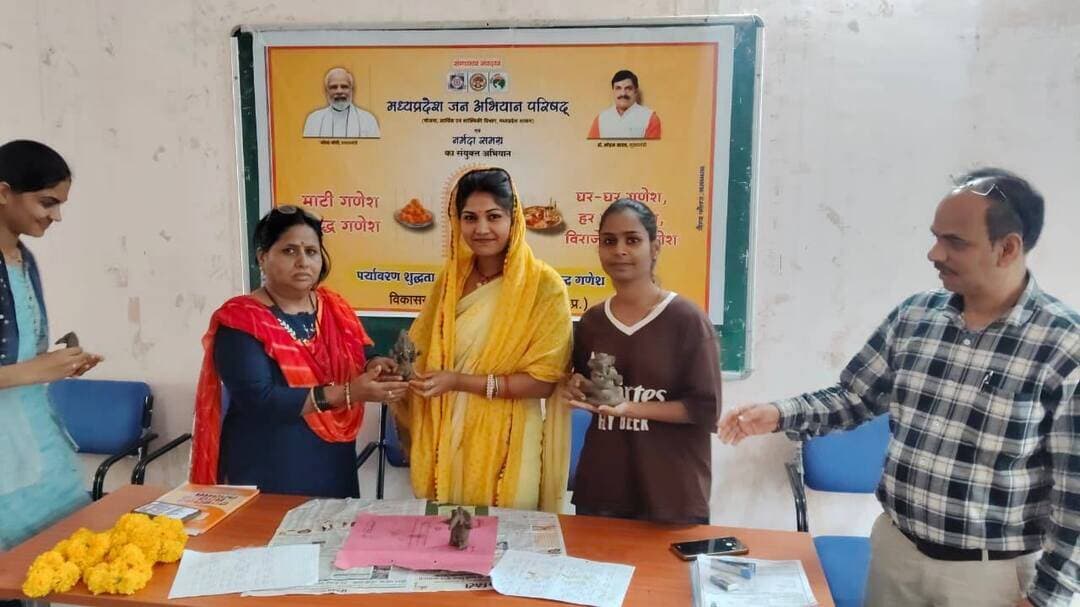 माटी गणेश -सिद्ध गणेश का विकासखंड स्तरीय प्रशिक्षण सम्पन्न
--
मध्यप्रदेश जन अभियान परिषद विकासखंड अशोकनगर द्वारा शासकीय नेहरू डिग्री कॉलेज अशोकनगर में रविवार को मुख्यमंत्री सामुदायिक नेतृत्व क्षमता विकास पाठ्यक्रम के अंतर्गत एमएसडब्ल्यू एवं बीएसडब्ल्यू के समस्त विद्यार्थियों को पर्यावरण शुद्धता का संदेश देते हुए माटी के गणेश बनाने का माटी गणेश -सिद्ध गणेश का विकासखंड स्तरीय प्रशिक्षण दिया गया। जिसमें मुख्य अतिथि के रूप में माय युवा केंद्र जिला अधिकारी सुश्री श्रेया कंडोला जी उपस्थित रही। उन्होंने पर्यावरण बचाने के लिए मिट्टी के गणेश जी बनाने का आग्रह किया एवं माटी के गणेश बनाने की प्रशिक्षण हेतु प्रशिक्षक श्री लल्लीराम प्रजापति उपस्थित रहे । जिनके द्वारा सभी विद्यार्थियों को माटी की गणेश बनाने का प्रशिक्षण दिया गया। विकासखंड समन्वयक श्री मनोज यादव ने माटी गणेश की महत्वता एवं पर्यावरण प्रदूषण से संबंधित विस्तृत जानकारी प्रदान की। कक्षा में छात्रों ने मिट्टी के गणेश जी बनाना सिखे, विद्यार्थी एप, प्रोफाइल, सब्जेक्ट चयन तथा पर्यावरण के लिए एनएसपीएस प्रतियोगिता की गतिविधियां कराई गई। इस अवसर पर मेंटर्स श्री गिरराज शर्मा, श्री गणेशराम अहिरवार,श्री बलवीर यादव, श्रीमती मंजू सातव व श्री नरेंद्र बंजारा, नवांकुर सखी, प्रस्फुटन समिति सदस्य सहित छात्र -छात्राएं उपस्थित रहे ।
#ashoknagar