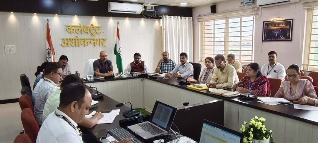 सेवा संकल्प अभियान का संचालन सुचारु रूप से हो-कलेक्टर
समय सीमा के लंबित पत्रों की समीक्षा बैठक आयोजित
---
शासन के निर्देशानुसार जिले में आगामी 17 सितंबर से 17 अक्टूबर 2026 तक आयोजित होने वाले सेवा संकल्प अभियान का संचालन सुचारु रूप से एवं प्रभावी तरीके से किया जाए। अभियान के तहत आमजन को शासकीय योजनाओं की जानकारी देने के साथ-साथ उनकी समस्याओं एवं आवश्यकताओं का मौके पर ही यथासंभव समाधान किया जाए। इस आशय के निर्देश कलेक्टर श्री साकेत मालवीय ने सोमवार को कलेक्ट्रेट सभाकक्ष में आयोजित समय सीमा के लंबित पत्रों की समीक्षा बैठक में अधिकारियों को दिए।
बैठक में कलेक्टर श्री मालवीय ने सीएम हेल्पलाइन, जनसुनवाई में प्राप्त आवेदनों के निराकरण, मुख्यमंत्री जन विश्वास अभियान अंतर्गत आयोजित किए गए शिविरों की प्रगति के संबंध में विस्तार से समीक्षा की गई। कलेक्टर ने अधिकारियों को निर्देश दिए कि सीएम हेल्पलाइन की शिकायतें किसी भी स्तर पर नोट अटेंड नहीं होना चाहिए। शिकायतों का संतुष्टिपूर्ण निराकरण सुनिश्चित किया जाए। जनसुनवाई के माध्यम से प्राप्त आवेदनों पर समयबद्ध कार्यवाही करते हुए आवेदनों की समस्याओं का निराकरण कराया जाए। उन्होंने मुख्यमंत्री जन विश्वास अभियान के अंतर्गत शिविरों में प्राप्त आवेदनों के निराकरण, शासन के निर्देशों के तहत शिविरों का आयोजन, अधिकारियों के भ्रमण तथा पोर्टल पर तत्संबंधी जानकारी भरे जाने के संबंध में आवश्यक निर्देश दिए।
खाद्यान्न वितरण की व्यवस्था की समीक्षा
--
बैठक में कलेक्टर ने जिले में खाद्यान्न वितरण व्यवस्था की समीक्षा की। बैठक में जिले में सार्वजनिक वितरण प्रणाली के अंतर्गत पात्र हितग्राहियों को खाद्यान्न की सुचारू एवं पारदर्शी वितरण की स्थिति की समीक्षा करते हुए निर्देश दिए कि प्रत्येक माय खाद्यान्न वितरण की समीक्षा ग्राम स्तर पर गठित सतर्कता समितियों की बैठक आयोजित कर की जाए। जिसमें खाद्यान्न वितरण की स्थिति, पत्र अधिकारियों को प्राप्त हो रहे खाद्यान्न तथा वितरण व्यवस्था से संबंधित समस्याओं पर चर्चा कर प्रतिवेदन तैयार किया जाए। उन्होंने संबंधित अधिकारियों को निर्देशित किया कि ग्राम स्तर पर आयोजित सतर्कता समिति की बैठकों का प्रतिवेदन नियमित रूप से प्रस्तुत करना सुनिश्चित करें। उन्होंने निर्देश दिए कि खाद्यान्न वितरण में किसी भी प्रकार की अनियमितता पाए जाने पर संबंधितों के विरुद्ध सख्त कार्रवाई की जाएगी।उन्होंने निर्देश दिए कि ग्राम पंचायत स्तर पर अवैध शराब की निगरानी की जाकर जानकारी मिलने पर तत्काल संबंधित अधिकारियों को सूचित किया जाए। जिससे कानूनी कार्यवाही की जा सके।
बैठक में भू-माफिया के संबंध में निर्देश दिए कि ग्राम पंचायत तथा नगरीय क्षेत्रों में अतिक्रमण हटाये जाने के निर्देश दिए। उन्होंने ग्राम पंचायतों में अवैध शराब के विक्रय एवं परिवहन की सतत निगरानी करें। स्वामित्व योजना के संबंध में सभी तहसीलों में स्वामित्व योजना के संबंध में शिविर लगाये जाकर निराकरण कराया जाए। उन्होंने आंगनवाडी केन्द्रों के लिए नवीन भवनों के निर्माण हेतु जगह का चिन्हांकन किये जाने के निर्देश दिए। नशामुक्ति के लिए कार्यक्रम महाविद्यालयों तथा स्कूलों में आयोजित कराये जाएं।
अधिकारियों द्वारा निरीक्षण रिपोर्ट का प्रतिवेदन करें प्रस्तुत
--
बैठक में कलेक्टर श्री मालवीय ने निर्देश दिए कि मुख्यमंत्री जन विश्वास शिविर के दौरान क्षेत्र के शासकीय संस्थाओं का अधिकारियों द्वारा निरीक्षण किया जाए। निरीक्षण पश्चात निरीक्षण प्रतिवेदन भिजवाया जाना सुनिश्चित किया जाए। उन्होंने विभिन्न विभागों से संबंधित समाचार पत्रों की कटिंग पर की गई कार्यवाही का पालन प्रतिवेदन समय पर भेजने के निर्देश समस्त अधिकारियों को दिए।
बैठक में फॉर्मर रजिस्ट्री,केन्द्रीय मंत्री से प्राप्त आवेदनों के निराकरण की अद्यतन स्थिति,जन विश्वास शिविरों के अंतर्गत विभागों द्वारा की गई कार्यवाही,अविवादित नामांतरण,बटवारा तथा भूमि के सीमांकन की समीक्षा कर आवश्यक निर्देश दिए।
सीएम हेल्पलाइन की शिकायतों के निराकरण में ए ग्रेड प्राप्त करने पर अधिकारियों का किया सम्मान
--
बैठक में माह जुलाई 2026 में सीएम हेल्पलाइन के तहत प्राप्त शिकायतों के निराकरण की मासिक ग्रेडिंग में ए ग्रेड प्राप्त करने पर कलेक्टर श्री साकेत मालवीय द्वारा अधिकारियों का सम्मान किया गया। इस दौरान उन्होंने एसडीएम अशोकनगर श्री इसरार खान,जिला शिक्षा अधिकारी मधु शर्मा,प्रबंधक ई-गर्वेनेंस पुष्पेन्द्र शर्मा,जिला कार्यक्रम अधिकारी महिला एवं बाल विकास चन्द्रसेना भिडे,प्रभारी खनिज अधिकारी वीरेन्द्र वर्मा तथा सहायक संचालक पिछड़ा वर्ग एवं अल्पसंख्यक कल्याण शिवप्रताप सिंह रघुवंशी को प्रमाण पत्र देकर सम्मानित किया।
बैठक में मुख्य कार्यपालन अधिकारी जिला पंचायत श्री राजेश जैन,अपर कलेक्टर श्री डी.एन.सिंह,संयुक्त कलेक्टर श्रीमती सोनम जैन,श्री आर.बी.सिण्डोस्कर, श्री विकास कुमार आनंद,एसडीएम अशोकनगर श्री इसरारा खान सहित जिला अधिकारीगण उपस्थित रहे।
#ashoknagar
