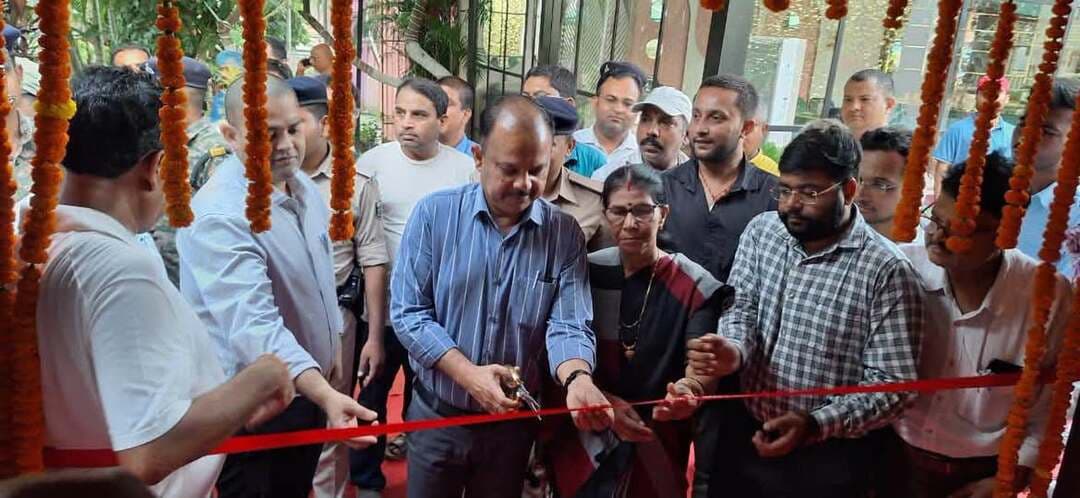 📍सहरसा शहर में पीएनजी के कमर्शियल कनेक्शन की शुरुआत, जिलाधिकारी ने किया प्रथम कनेक्शन का शुभारंभ..
सहरसा शहर में स्वच्छ, सुरक्षित एवं सुविधाजनक ईंधन व्यवस्था को बढ़ावा देने की दिशा में आज एक महत्वपूर्ण पहल की शुरुआत हुई। जिलाधिकारी, सहरसा श्री दीपेश कुमार (भा०प्र०से०) द्वारा शहर के रेनबो रिसॉर्ट, डी.बी. रोड में जिले के प्रथम पीएनजी (Piped Natural Gas) कमर्शियल कनेक्शन का शुभारंभ किया गया। उक्त कनेक्शन इंडियन ऑयल कॉरपोरेशन लिमिटेड (IOCL) द्वारा उपलब्ध कराया गया है। इस अवसर पर जिलाधिकारी ने कहा कि पाइप्ड नेचुरल गैस (PNG) पारंपरिक ईंधन की तुलना में सुविधाजनक एवं अपेक्षाकृत स्वच्छ ईंधन विकल्प है। कमर्शियल प्रतिष्ठानों में इसके उपयोग से सिलेंडर आधारित ईंधन की निर्भरता कम होगी तथा ईंधन की निरंतर आपूर्ति सुनिश्चित करने में मदद मिलेगी। इससे होटल, रेस्टोरेंट, रिसॉर्ट, अस्पताल, संस्थान एवं अन्य व्यावसायिक प्रतिष्ठानों को विशेष सुविधा प्राप्त हो सकती है। जिलाधिकारी ने इंडियन ऑयल कॉरपोरेशन लिमिटेड के अधिकारियों को निर्देश दिया कि शहर में पीएनजी नेटवर्क के विस्तार की कार्ययोजना को गति देते हुए 31 मार्च 2027 तक सहरसा शहर के व्यावसायिक प्रतिष्ठानों को कमर्शियल पीएनजी कनेक्शन उपलब्ध कराने का लक्ष्य पूरा किया जाए। उन्होंने कनेक्शन विस्तार के साथ-साथ सुरक्षा मानकों, उपभोक्ता सुविधा एवं सेवा की निरंतरता पर भी विशेष ध्यान देने का निर्देश दिया। गौरतलब है कि इंडियन ऑयल कॉरपोरेशन लिमिटेड द्वारा सहरसा में अब तक लगभग 1,200 घरों में घरेलू (Domestic) PNG कनेक्शन उपलब्ध कराया जा चुका है। कमर्शियल कनेक्शन की शुरुआत के साथ अब पीएनजी की सुविधा को शहर के व्यावसायिक प्रतिष्ठानों तक विस्तारित करने की दिशा में भी कार्य प्रारंभ हो गया है। पीएनजी की उपलब्धता से व्यावसायिक प्रतिष्ठानों को ईंधन भंडारण एवं सिलेंडर के बार-बार प्रबंधन की आवश्यकता में कमी, आपूर्ति की बेहतर सुविधा तथा स्वच्छ ईंधन के उपयोग को बढ़ावा मिलने की संभावना है। इससे सहरसा शहर में ऊर्जा दक्षता, स्वच्छ ईंधन एवं आधुनिक शहरी सुविधाओं को बढ़ावा देने में सहायता मिलेगी।