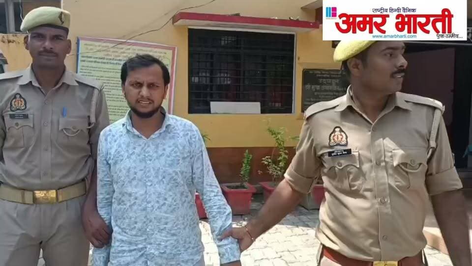 ऑपरेशन ईगल के तहत बड़ी कामयाबी, 60 लाख की कोडीन सिरप तस्करी गैंग का सरगना आगरा से गिरफ्तार*
*बाँदा।* पुलिस अधीक्षक पलाश बंसल के निर्देशन में चलाए जा रहे *"ऑपरेशन ईगल"* के तहत जनपद पुलिस को बड़ी सफलता हाथ लगी है। प्रतिबंधित नशीली दवाओं के रैपर बदलकर कूट रचित दस्तावेजों से तस्करी करने वाले गिरोह के मुख्य अभियुक्त को थाना बिसंडा व एसओजी की संयुक्त टीम ने जनपद आगरा से गिरफ्तार कर लिया है।
*60 लाख की खेप पहले ही हो चुकी है बरामद -*
गौरतलब हो कि दिनांक 03.09.2026 को यूपी एसटीएफ व थाना बिसंडा पुलिस ने संयुक्त कार्रवाई करते हुए 04 तस्करों को गिरफ्तार किया था। उनके कब्जे से *250 पेटियों में 30 हजार शीशी कोडीन सिरप* बरामद हुई थी, जिसकी बाजार कीमत लगभग *60 लाख 45 हजार रुपए* आंकी गई थी। तस्करी में प्रयुक्त 02 वाहनों को भी सीज किया गया था।
इस कार्रवाई के दौरान गिरोह का मुख्य सरगना फरार हो गया था जो वांछित चल रहा था।
*ऐसे करता था तस्करी -*
गिरफ्तार मुख्य अभियुक्त *प्रियांशू उर्फ किशन पुत्र मुन्ना लाल निवासी अतर्रा* नई दिल्ली से कोडीन सिरप लाता था। उसके बाद फर्जी दस्तावेज बनाकर और दवाओं के रैपर बदलकर अतर्रा, बाँदा, चित्रकूट व मध्य प्रदेश के सीमावर्ती जिलों में मेडिकल स्टोर की आड़ में नशे के कारोबारियों को महंगे दामों पर सप्लाई करता था।
*पंजीकृत अभियोग -*
मु0अ0सं0 405/26 धारा 319(2)/318(4)/338/336(3)/340(2) बीएनएस व 8/21/22/29 एनडीपीएस एक्ट थाना बिसंडा जनपद बाँदा।
*गिरफ्तारी करने वाली टीम -*
1. चन्द्रप्रकाश तिवारी थानाध्यक्ष बिसण्डा
2. आनंद कुमार प्रभारी एसओजी
3. गौरव मिश्रा चौकी प्रभारी बिलगांव
4. हे0कां0 अश्वनी प्रताप सिंह
5. कां0 मनीष मिश्रा
6. कां0 प्रतीक सिंह
पुलिस द्वारा अग्रिम विधिक कार्रवाई की जा रही है।