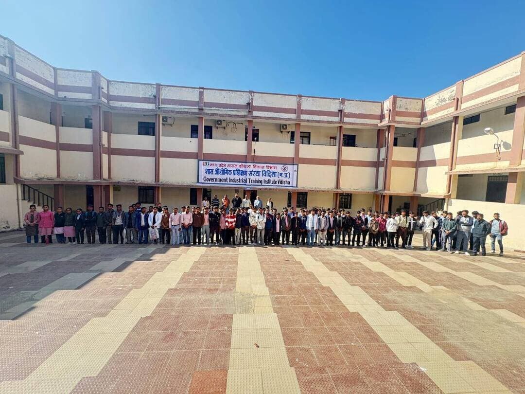 शासकीय आईटीआई विदिशा ने पहली बार हासिल किया 100 प्रतिशत प्रवेश लक्ष्य
..
ग्यारसपुर और कुरवाई की नवीन आईटीआई भी शत-प्रतिशत प्रवेश लक्ष्य पर पहुंचीं
..
विदिशा जिले में कौशल विकास और रोजगारपरक शिक्षा को बढ़ावा देने की दिशा में एक महत्वपूर्ण उपलब्धि हासिल की गई है।कलेक्टर श्री अंशुल गुप्ता के निर्देशन एवं मार्गदर्शन में शासकीय आईटीआई विदिशा ने पिछले 10 वर्षों में पहली बार 100 प्रतिशत प्रवेश लक्ष्य हासिल किया है। इस उपलब्धि को जिले में युवाओं के बीच तकनीकी एवं कौशल आधारित शिक्षा के प्रति बढ़ते आकर्षण और विश्वास का महत्वपूर्ण संकेत माना जा रहा है।
इस सफलता की खास बात यह है कि जिले की नवीन शासकीय आईटीआई ग्यारसपुर एवं कुरवाई ने भी अपने निर्धारित 100 प्रतिशत प्रवेश लक्ष्य को प्राप्त किया है। वर्तमान में जिले की 7 शासकीय आईटीआई में युवाओं के लिए विभिन्न रोजगारपरक व्यवसायों की कुल 1268 सीटें संचालित हैं। इन संस्थानों के माध्यम से युवाओं को तकनीकी प्रशिक्षण प्रदान कर उन्हें रोजगार एवं स्वरोजगार के लिए तैयार किया जा रहा है।
‘कौशल की पढ़ाई, चलो आईटीआई’ अभियान का असर -
नोडल प्राचार्या सुश्री कविता रघुवंशी ने बताया कि युवाओं को आईटीआई में उपलब्ध रोजगारपरक प्रशिक्षण और विभिन्न व्यवसायों की जानकारी देने तथा अधिक से अधिक युवाओं को कौशल शिक्षा से जोड़ने के उद्देश्य से ‘कौशल की पढ़ाई, चलो आईटीआई’ अभियान के माध्यम से व्यापक स्तर पर जागरूकता एवं संपर्क गतिविधियां संचालित की गईं।
उन्होंने कहा कि वर्तमान समय कौशल का युग है। केवल पारंपरिक शिक्षा ही नहीं, बल्कि तकनीकी एवं व्यावसायिक कौशल युवाओं के भविष्य को मजबूत बनाने में महत्वपूर्ण भूमिका निभा रहा है। आईटीआई युवाओं को हुनर, रोजगार और आत्मनिर्भरता से जोड़ने का सशक्त माध्यम बन रही है।
प्रवेश टीम की मेहनत बनी सफलता का आधार -
नोडल प्राचार्या ने इस ऐतिहासिक उपलब्धि का श्रेय प्रवेश टीम को देते हुए बताया कि नोडल प्रवेश प्रभारी श्री आलोक रावत एवं श्रीमती इंदु सेन द्वारा प्रवेश प्रक्रिया के लिए प्रभावी एवं सुव्यवस्थित कार्ययोजना तैयार की गई। इसके बाद योजना का निरंतर क्रियान्वयन करते हुए संभावित अभ्यर्थियों तक पहुंच बनाने और उन्हें आईटीआई में उपलब्ध अवसरों की जानकारी देने के लिए लगातार प्रयास किए गए।
प्रवेश टीम ने अवकाश दिवसों में भी उपस्थित रहकर कार्य किया और प्रत्येक संभावित अभ्यर्थी से संपर्क स्थापित करने का प्रयास किया। युवाओं और उनके अभिभावकों को आईटीआई में संचालित विभिन्न रोजगारपरक पाठ्यक्रमों, प्रशिक्षण एवं भविष्य में उपलब्ध रोजगार के अवसरों के संबंध में जानकारी दी गई।
युवाओं के बढ़ते कौशल विश्वास की कहानी -
शासकीय आईटीआई विदिशा का 100 प्रतिशत प्रवेश लक्ष्य हासिल करना जिले के लिए केवल एक प्रशासनिक उपलब्धि नहीं, बल्कि युवाओं में कौशल आधारित शिक्षा के प्रति बढ़ते भरोसे को भी दर्शाता है। वहीं ग्यारसपुर और कुरवाई की नवीन आईटीआई द्वारा भी शत-प्रतिशत प्रवेश लक्ष्य हासिल करना जिले के ग्रामीण एवं दूरस्थ क्षेत्रों के युवाओं के बीच तकनीकी शिक्षा की बढ़ती स्वीकार्यता को रेखांकित करता है।
इस उपलब्धि से जिले में कौशल विकास को नई गति मिलने की उम्मीद है। 100 प्रतिशत प्रवेश की यह सफलता विदिशा के युवाओं के बढ़ते कौशल-विश्वास, रोजगारपरक शिक्षा के प्रति उनकी रुचि और आत्मनिर्भर भविष्य की दिशा में बढ़ते कदमों की कहानी है। #Vidisha