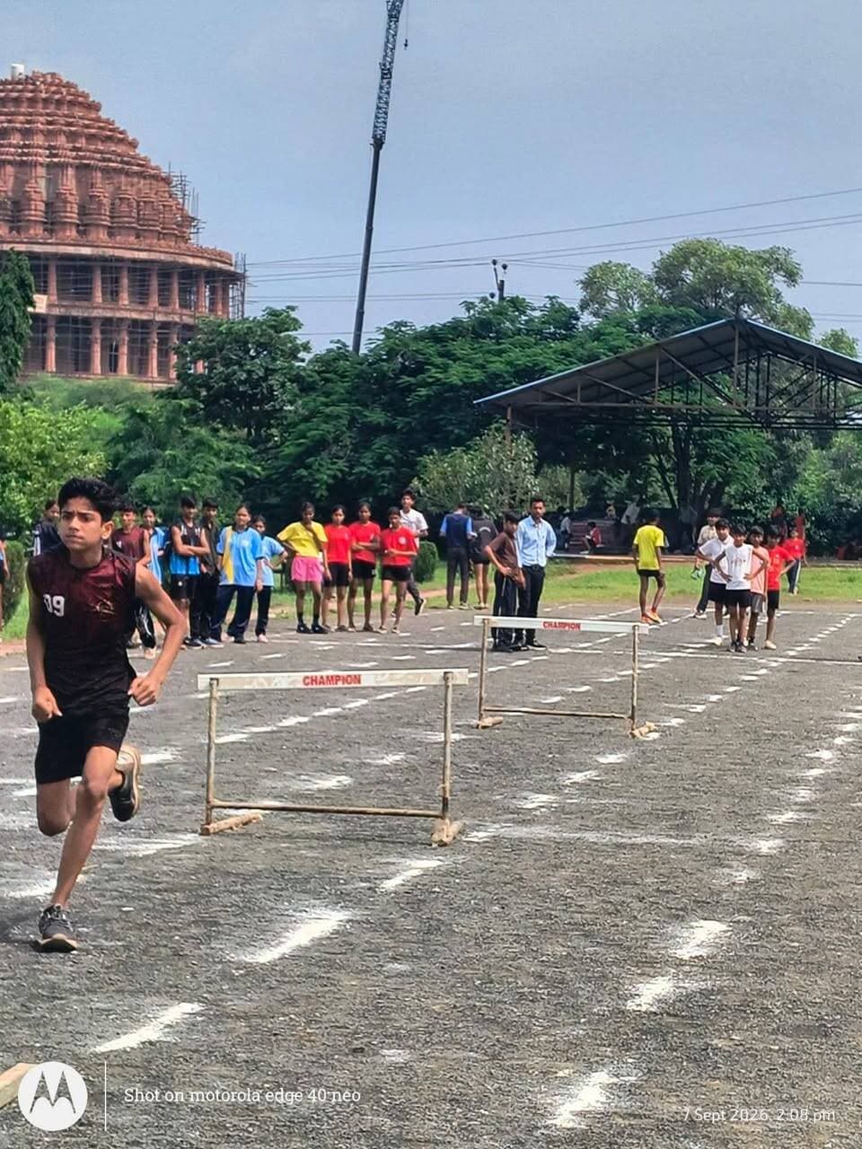 जिला स्तरीय शालेय एथलेटिक्स प्रतियोगिता का भव्य समापन
..
जिला स्तरीय शालेय एथलेटिक्स प्रतियोगिता का भव्य समापन, संभाग स्तर के लिए खिलाड़ी चयनित
..
स्थानीय जिला खेल परिसर में स्कूल शिक्षा विभाग के तत्वावधान में आयोजित जिला स्तरीय शालेय एथलेटिक्स प्रतियोगिता का उत्साहपूर्ण एवं भव्य समापन हुआ। प्रतियोगिता में जिले के सातों विकासखंडों विदिशा, सिरोंज, गंजबासौदा, कुरवाई, लटेरी, नटेरन एवं ग्यारसपुर से लगभग 223 प्रतिभावान खिलाड़ियों ने भाग लिया। विभिन्न एथलेटिक्स स्पर्धाओं में खिलाड़ियों ने अपनी प्रतिभा, खेल कौशल और उत्कृष्ट प्रदर्शन का परिचय दिया। प्रतियोगिता के दौरान खिलाड़ियों में विशेष उत्साह देखने को मिला। विभिन्न स्पर्धाओं में खिलाड़ियों ने पूरी ऊर्जा और खेल भावना के साथ हिस्सा लेते हुए अपनी श्रेष्ठता साबित की। प्रतियोगिता का उद्देश्य ग्रामीण एवं शहरी क्षेत्रों की खेल प्रतिभाओं को मंच उपलब्ध कराना तथा उन्हें उच्च स्तरीय प्रतियोगिताओं के लिए तैयार करना रहा। समापन अवसर पर सर्वेश व्यास, अंबेश सोनी, कृपा शंकर पंथी, माध्यमिक खेल शिक्षक पंकज भार्गव, मनीष अहिरवार एवं अखंड सिंह विशेष रूप से उपस्थित रहे। प्रतियोगिता को सफलतापूर्वक एवं निष्पक्ष ढंग से संपन्न कराने में विजय शर्मा, गोपाल कुशवाहा, लक्ष्मी नारायण, बालमुकुंद कुशवाहा, राखी यादव, जयदेव भलावी एवं रूपेश अहिरवार ने रेफरी के रूप में महत्वपूर्ण भूमिका निभाई।
प्रथम एवं द्वितीय स्थान प्राप्त खिलाड़ी करेंगे संभाग स्तर पर प्रतिनिधित्व
जिला क्रीड़ा अधिकारी प्रशांत रघुवंशी ने बताया कि जिला स्तरीय प्रतियोगिता में विभिन्न स्पर्धाओं में प्रथम एवं द्वितीय स्थान प्राप्त करने वाले चयनित खिलाड़ी आगामी 11 एवं 12 सितंबर 2026 को टी.टी. नगर स्टेडियम, भोपाल में आयोजित होने वाली संभाग स्तरीय शालेय एथलेटिक्स प्रतियोगिता में विदिशा जिले का प्रतिनिधित्व करेंगे। उन्होंने चयनित खिलाड़ियों को आगामी प्रतियोगिता के लिए शुभकामनाएं देते हुए कहा कि जिला स्तर पर बेहतर प्रदर्शन करने वाले खिलाड़ियों से संभाग स्तर पर भी उत्कृष्ट प्रदर्शन की अपेक्षा है। उन्होंने खिलाड़ियों से नियमित अभ्यास, अनुशासन और खेल भावना के साथ आगे बढ़ने का आह्वान किया।
राष्ट्रीय स्तर पर जिले का नाम रोशन कर चुकी हैं निमिषा -
विदिशा जिले में एथलेटिक्स के क्षेत्र में प्रतिभाओं की कोई कमी नहीं है। जिले की खिलाड़ियों ने राज्य और राष्ट्रीय स्तर की प्रतियोगिताओं में भी अपनी प्रतिभा का प्रदर्शन किया है। नवांकुर विद्यापीठ, गंजबासौदा की खिलाड़ी निमिषा तिवारी ने हैमर थ्रो स्पर्धा में हरियाणा के भिवानी में आयोजित राष्ट्रीय शालेय एथलेटिक्स प्रतियोगिता में हिस्सा लेकर विदिशा जिले का नाम रोशन किया था। निमिषा की उपलब्धि जिले के अन्य उभरते खिलाड़ियों के लिए प्रेरणास्रोत है। जिला स्तरीय प्रतियोगिता में प्रतिभागी खिलाड़ियों के प्रदर्शन को देखते हुए खेल प्रेमियों और आयोजकों को उम्मीद है कि इस प्रतियोगिता से चयनित खिलाड़ी आने वाले समय में संभाग, राज्य और राष्ट्रीय स्तर पर विदिशा का गौरव बढ़ाएंगे। जिला स्तरीय प्रतियोगिता का समापन खिलाड़ियों, खेल शिक्षकों एवं आयोजन से जुड़े अधिकारियों-कर्मचारियों के उत्साह और खेल भावना के साथ हुआ। संभाग स्तरीय प्रतियोगिता के लिए चयनित खिलाड़ी अब आगामी प्रतियोगिता की तैयारियों में जुटेंगे। #Vidisha