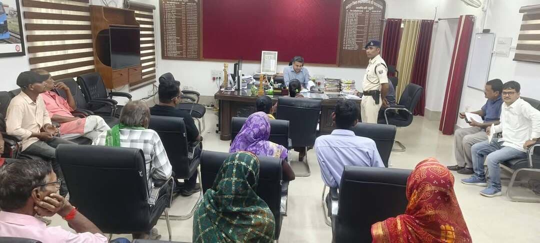 प्रेस विज्ञप्ति
समाहरणालय, मधेपुरा
जिला सूचना एवं जनसंपर्क कार्यालय, मधेपुरा
दिनांक : 7/09/2026
*“जनसमस्याओं के त्वरित समाधान हेतु प्रशासन पूरी तरह प्रतिबद्ध : जिलाधिकारी”*
*जनसुनवाई में 39 आवेदनों पर सुनवाई, संबंधित पदाधिकारियों को त्वरित निष्पादन के निर्देश*
मधेपुरा,7/09/2026
आज दिनांक 7/ 09/ 2026 को समाहरणालय स्थित जिलाधिकारी कार्यालय कक्ष में जिला पदाधिकारी, मधेपुरा श्री अभिषेक रंजन की अध्यक्षता में जनसुनवाई कार्यक्रम आयोजित किया गया। कार्यक्रम में जिले के विभिन्न प्रखंडों से पहुंचे आम नागरिकों ने अपनी समस्याओं, शिकायतों एवं मांगों से संबंधित कुल 39 आवेदन जिला पदाधिकारी के समक्ष प्रस्तुत किए।
जनसुनवाई के दौरान जिला पदाधिकारी ने सभी आवेदकों की समस्याओं को गंभीरता, संवेदनशीलता एवं मानवीय दृष्टिकोण के साथ सुना तथा संबंधित विभागीय पदाधिकारियों को प्रत्येक मामले में त्वरित, प्रभावी एवं आवश्यक कार्रवाई सुनिश्चित करने का निर्देश दिया। उन्होंने स्पष्ट रूप से कहा कि सभी आवेदनों का निष्पादन निर्धारित समयसीमा के भीतर पारदर्शी, निष्पक्ष एवं न्यायसंगत तरीके से किया जाए, ताकि आमजन को शीघ्र राहत उपलब्ध हो सके।
जिलाधिकारी श्री अभिषेक रंजन ने कहा कि जिला प्रशासन सुशासन, जवाबदेह प्रशासन एवं जनकल्याण की भावना के साथ कार्य कर रहा है। जनसुनवाई कार्यक्रम आम नागरिकों और प्रशासन के बीच संवाद स्थापित करने का एक प्रभावी माध्यम है, जिसके माध्यम से लोगों की समस्याओं का सीधे संज्ञान लेकर समाधान सुनिश्चित किया जाता है।
उन्होंने संबंधित पदाधिकारियों को निर्देशित किया कि जनसुनवाई में प्राप्त मामलों को सर्वोच्च प्राथमिकता देते हुए गुणवत्तापूर्ण निष्पादन सुनिश्चित करें तथा किसी भी स्तर पर लापरवाही या अनावश्यक विलंब नहीं होने दें।
जिला प्रशासन, मधेपुरा द्वारा आमजनों की समस्याओं के त्वरित एवं प्रभावी निस्तारण, पारदर्शिता तथा जनसहभागिता को निरंतर सर्वोच्च प्राथमिकता दी जा रही है।
Information & Public Relations Department, Government of Bihar