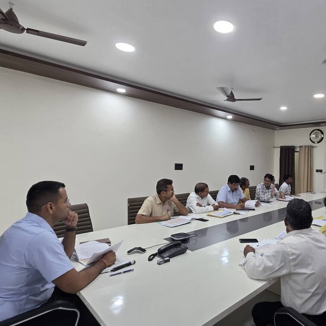 #Balrampur ! सिंचाई कार्यों में ढिलाई पर बरती जाएगी सख्ती, टेल तक पहुंचे पानी:- डीएम
लापरवाही पर दिए कड़े निर्देश: हर हाल में समय सीमा के भीतर गुणवत्ता संग पूरे हों काम
माधवडीह व पिपरा दुर्गापुर प्रेशर सिंचाई प्रणाली का कार्य जल्द शुरू कराने के हुक्म
जल संरक्षण और पशु-पक्षियों के लिए पोखरों-तालाबों को पानी से भरने की सख्त ताकीद
बलरामपुर। "नहरों का पानी जब तक खेत के आखिरी छोर पर मौजूद किसान तक न पहुंचे, तब तक परियोजनाओं का असली मकसद पूरा नहीं होता।" कलेक्ट्रेट सभागार में समीक्षा बैठक के दौरान जिलाधिकारी डॉ. विपिन कुमार जैन ने सिंचाई एवं जल संसाधन विभाग के अफसरों को यह खरी-खरी सुनाई। उन्होंने सभी चालू परियोजनाओं को तय मानकों और समयसीमा के भीतर हर कीमत पर पूरा करने के निर्देश दिए।
समीक्षा के दौरान सरयू नहर खण्ड-5 के भुजेहरा रजवाहा में नहर लाइनिंग और राप्ती मुख्य नहर में ब्रिक सोलिंग का काम पूरा पाया गया। वहीं, बनकटवा रजवाहा में महज 59 फीसदी प्रगति मिलने पर डीएम ने नाराजगी जताते हुए लेबर और संसाधन बढ़ाकर काम में तेजी लाने की हिदायत दी।
धीमी चाल पर कसे पेच
गैसड़ी क्षेत्र में राप्ती मुख्य नहर पर बन रहे क्रॉस रेगुलेटर का काम केवल 54.40 प्रतिशत होने पर डीएम ने सख्त रवैया अपनाया। उन्होंने अधिकारियों को फील्ड में उतरकर रोजाना की प्रगति की निगरानी करने और वीकली टारगेट तय कर काम निपटाने को कहा।
टेंडर निपटाकर तुरंत शुरू कराएं काम
डीएम ने माधवडीह और पिपरा दुर्गापुर प्रेशर सिंचाई प्रणाली समेत प्रस्तावित कुओं (वेल) के निर्माण की टेंडर प्रक्रिया प्राथमिकता के आधार पर पूरी कर धरातल पर काम शुरू करने के निर्देश दिए। साथ ही प्रेमनगर और बनकटवा कलां के तालाबों को नियमित भरकर जल संरक्षण और भूगर्भ जल रिचार्ज सुनिश्चित करने की बात कही।
#balrampur #dmbalrampur