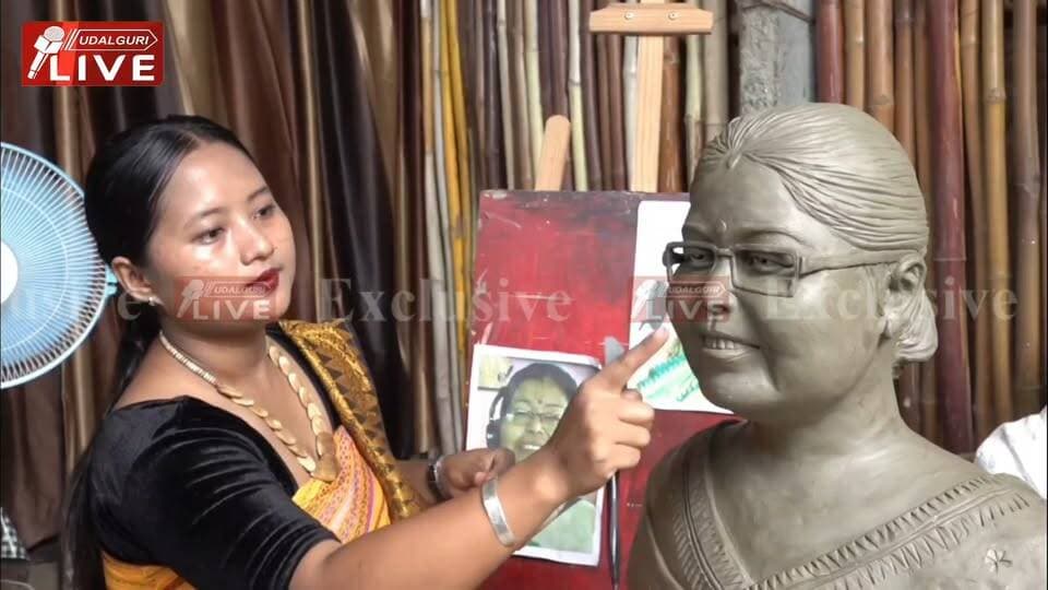 ◾ ওদালগুৰিৰ পৰা ভাস্কৰ্য শিল্পত উজলি উঠিছে প্ৰিয়ংকা বসুমতাৰী।
◾ভকতপাৰাৰ কছাৰীপাৰা গাঁৱৰ প্ৰিয়ংকাই মাটি, শিল আৰু ফাইবাৰ গ্লাছেৰে নিৰ্মাণ কৰিছে একাধিক নিখুঁত ভাস্কৰ্য।
◾ প্ৰাণৰ শিল্পী জুবিন গাৰ্গৰ লগতে ভূপেন হাজৰিকা, লক্ষ্মীনাথ বেজবৰুৱা, বডোফা উপেন্দ্ৰনাথ ব্ৰহ্ম , সুলেখা বসুমতাৰীৰ আৱক্ষ মূৰ্তি নিৰ্মাণে লাভ কৰিছে বিশেষ চৰ্চা।
◾ ভাস্কৰ্য শিল্পৰ সমান্তৰালভাৱে চিত্ৰশিল্পতো নিজৰ প্ৰতিভাৰ পৰিচয় দিছে প্ৰিয়ংকা বসুমতাৰীয়ে।
◾ পেছাত ফিজিঅ’থেৰিপিষ্ট প্ৰিয়ংকাই শিল্পকলাক জীৱনৰ ব্ৰত আৰু সাধনা হিচাপে গ্ৰহণ কৰি আগুৱাই গৈছে।
Udalguri LIVE - BODO