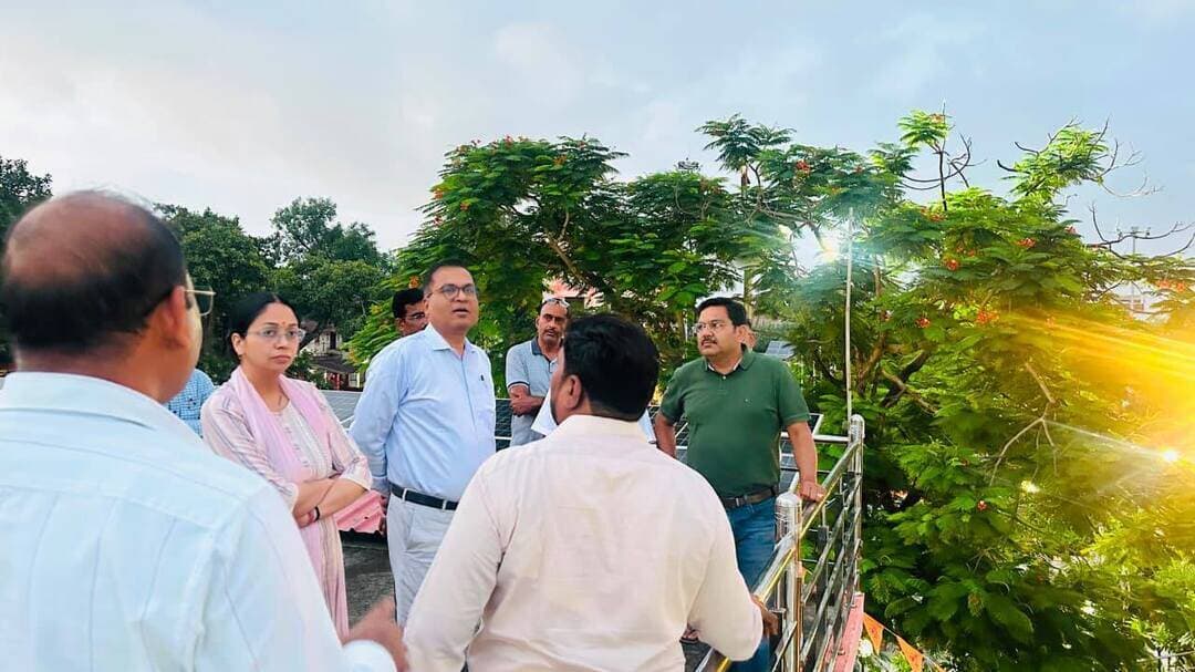 जिलाधिकारी ने गर्रा व खन्नौत नदी से प्रभावित क्षेत्रों का किया स्थलीय निरीक्षण*
*संबंधित अधिकारियों के साथ बाढ़ से बचाव कार्यों एवं तैयारियों की समीक्षा कर दिए आवश्यक दिशा निर्देश*
शाहजहॉपुर -जिलाधिकारी धर्मेन्द्र प्रताप सिंह ने जनपद में गर्रा व खन्नौत नदी के बढ़ते जलस्तर एवं उससे प्रभावित होने वाले संभावित क्षेत्रों की स्थिति का स्थलीय निरीक्षण किया । निरीक्षण के दौरान नगर आयुक्त नगर निगम, अपर जिलाधिकारी (वित्त एवं राजस्व), उपजिलाधिकारी सदर, तहसीलदार सदर, सिंचाई विभाग, लोक निर्माण विभाग के समस्त संबंधित अधिकारी, राजस्व विभाग की टीम सहित अन्य संबंधित अधिकारी उपस्थित रहे।
जिलाधिकारी द्वारा सर्वप्रथम गर्रा नदी के जलस्तर एवं नदी के बहाव की स्थिति का जायजा लिया गया। इसके उपरान्त ककरा पुल, डैम रोड, एनिमल बर्थ सेंटर, हनुमत धाम सहित अन्य संवेदनशील एवं संभावित बाढ़ प्रभावित क्षेत्रों का भ्रमण कर सिंचाई विभाग एवं लोक निर्माण विभाग द्वारा कराये गये बाढ़ बचाव एवं सुरक्षा संबंधी कार्यों का स्थलीय निरीक्षण किया। जिलाधिकारी द्वारा संबंधित अधिकारियों से बाढ़ बचाव कार्यों की वर्तमान स्थिति, नदी के जलस्तर तथा संभावित प्रभाव वाले क्षेत्रों के संबंध में जानकारी ली।
जिलाधिकारी ने बताया कि दिनांक 07 सितम्बर 2026 को दियूनी बैराज से गर्रा नदी में लगभग 22 हजार क्यूसेक पानी पास हुआ है। उक्त पानी के आगामी 72 घंटों में जनपद के संबंधित क्षेत्रों में पहुंचने की सम्भावना है। वर्तमान में गर्रा नदी 1.05 मीटर खतरे के निशान से नीचे तथा खन्नौत नदी 40 सेमी0 नीचे है। कल सुबह से खन्नौत नदी के जलस्तर में कमी आएगी। रामगंगा नदी खतरे के निशान से 19 सेमी0 ऊपर है और गंगा नदी 25 सेमी0 खतरे के निशान से नीचे है।
इसके दृष्टिगत प्रशासन द्वारा स्थिति पर निरन्तर निगरानी रखी जा रही है तथा संबंधित विभागों एवं तहसीलों को आवश्यक तैयारियां पूर्ण रखने के निर्देश दिये हैं।
जिलाधिकारी ने संबंधित अधिकारियों को निर्देशित किया कि नगरीय, तटीय एवं डूब क्षेत्र में निवास करने वाले नागरिकों को नदी के बढ़ते जलस्तर के संबंध में समय से जागरूक एवं सतर्क किया जाए। संबंधित तहसीलों में राजस्व, पुलिस, सिंचाई, नगर निकाय एवं अन्य संबंधित विभागों की टीमें पूर्ण रूप से तत्पर रहें तथा किसी भी आकस्मिक स्थिति में तत्काल आवश्यक कार्रवाई सुनिश्चित करें।
उन्होंने निर्देश दिए कि संवेदनशील क्षेत्रों में जलस्तर की लगातार निगरानी की जाए तथा आवश्यकता पड़ने पर प्रभावित आबादी को सुरक्षित स्थानों पर स्थानांतरित करने की कार्यवाही के लिए पूर्व तैयारी रखी जाए। साथ ही बाढ़ बचाव कार्यों एवं पूर्व में कराये गये सुरक्षात्मक कार्यों की भी लगातार निगरानी सुनिश्चित की जाए।
जिलाधिकारी ने जनपदवासियों से अपील की है कि गर्रा व खन्नौत तथा अन्य नदियों के जलस्तर में वृद्धि को देखते हुए पूर्ण सावधानी बरतें तथा प्रशासन द्वारा जारी दिशा-निर्देशों का पालन करें।
नदी के बहाव क्षेत्र, नदी के किनारों, घाटों, पुल के निचले हिस्सों में स्नान, पशुओं को नहलाने अथवा घूमने के उद्देश्य से बिल्कुल न जाएं।
बच्चों को नदी, नालों एवं जलभराव वाले क्षेत्रों से दूर रखें।
मवेशियों को सुरक्षित एवं ऊंचे स्थानों पर बांधने की व्यवस्था करें तथा उन्हें नदी के किनारे न जाने दें।
डूब क्षेत्र अथवा नदी के निकट स्थित घरों के निवासी अपने महत्वपूर्ण दस्तावेज, राशन, दवाइयां एवं कीमती सामान सुरक्षित एवं ऊंचे स्थानों पर रख लें।
नदी के जलस्तर में अचानक वृद्धि होने की स्थिति में अनावश्यक रूप से नदी अथवा जलभराव वाले क्षेत्रों की ओर न जाएं।
किसी भी प्रकार की भ्रामक खबर, अफवाह अथवा अपुष्ट सूचना पर ध्यान न दें और न ही उसे सोशल मीडिया अथवा अन्य माध्यमों से प्रसारित करें। केवल जिला प्रशासन द्वारा जारी आधिकारिक सूचनाओं पर ही विश्वास करें।
यदि जलस्तर में अपेक्षा से अधिक वृद्धि होती है और प्रशासन द्वारा सुरक्षित स्थान पर जाने अथवा स्थानांतरण के निर्देश दिए जाते हैं, तो नागरिक तत्परता से प्रशासन के निर्देशों का पालन करें।
जिलाधिकारी ने कहा कि जिला प्रशासन द्वारा जलस्तर एवं संभावित बाढ़ की स्थिति पर निरन्तर निगरानी रखी जा रही है। संबंधित विभागों को आवश्यक संसाधनों एवं मानवबल के साथ सतर्क रहने के निर्देश दिए गये हैं। प्रशासन का उद्देश्य संभावित जलभराव अथवा बाढ़ की स्थिति में जन-धन की सुरक्षा सुनिश्चित करना तथा प्रभावित लोगों को तत्काल आवश्यक सहायता उपलब्ध कराना है।
किसी भी प्रकार की आपात स्थिति, जलभराव, बाढ़ संबंधी सूचना अथवा सहायता के लिए नागरिक तत्काल जिला आपदा नियंत्रण कक्ष से संपर्क कर सकते हैं—
*जिला आपदा नियंत्रण कक्ष :*
☎️ 05842-462754
☎️ 05842-351037
☎️ 05842-35108
जिला प्रशासन शाहजहॉपुर ने नागरिकों से अपील की है कि वे सतर्क रहें, सुरक्षित रहें तथा प्रशासन का सहयोग करें।