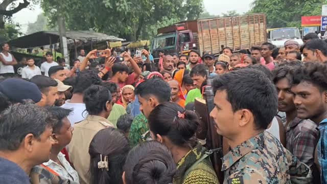 पूसारोड गुमटी के पास श'व के साथ किया सड़क जाम, 5 घंटे बाद भी घटनास्थल नहीं पहुंची पुसा अंचल अधिकारी #samastipur #bihar #viral #trendingreels #trendingnow