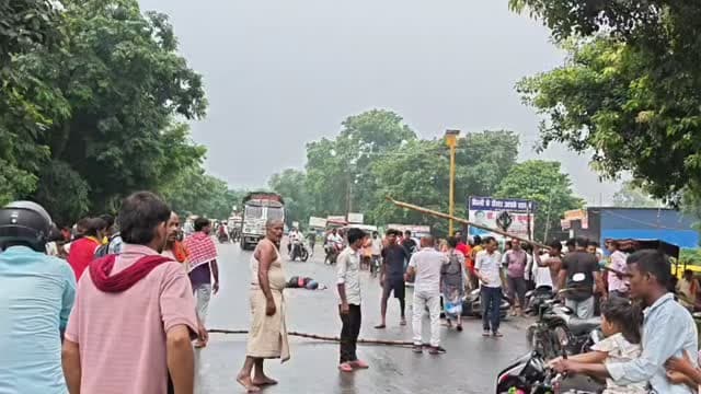 सड़क दुर्घटना में महिला की मौत
दलसिंहसराय। एनएच-28 पर पगड़ा चौक के पास अभी-अभी एक दर्दनाक सड़क हादसा हुआ। हादसे में स्कूटी सवार एक महिला की मौत हो गई।
मृतका की पहचान लखीसराय जिले की रेखा देवी के रूप में बताई जा रही है। दुर्घटना के बाद मौके पर लोगों की भीड़ जुट गई।
हादसे से आक्रोशित लोगों ने एनएच-28 को जाम कर दिया, जिससे सड़क पर वाहनों की आवाजाही प्रभावित हो गई।
घटना की सूचना मिलते ही पुलिस मौके पर पहुंचकर मामले की जांच में जुट गई है। फिलहाल हादसे के कारणों की जानकारी सामने नहीं आई है।
#samastipur #bihar #viral #trendingreels #trendingnow