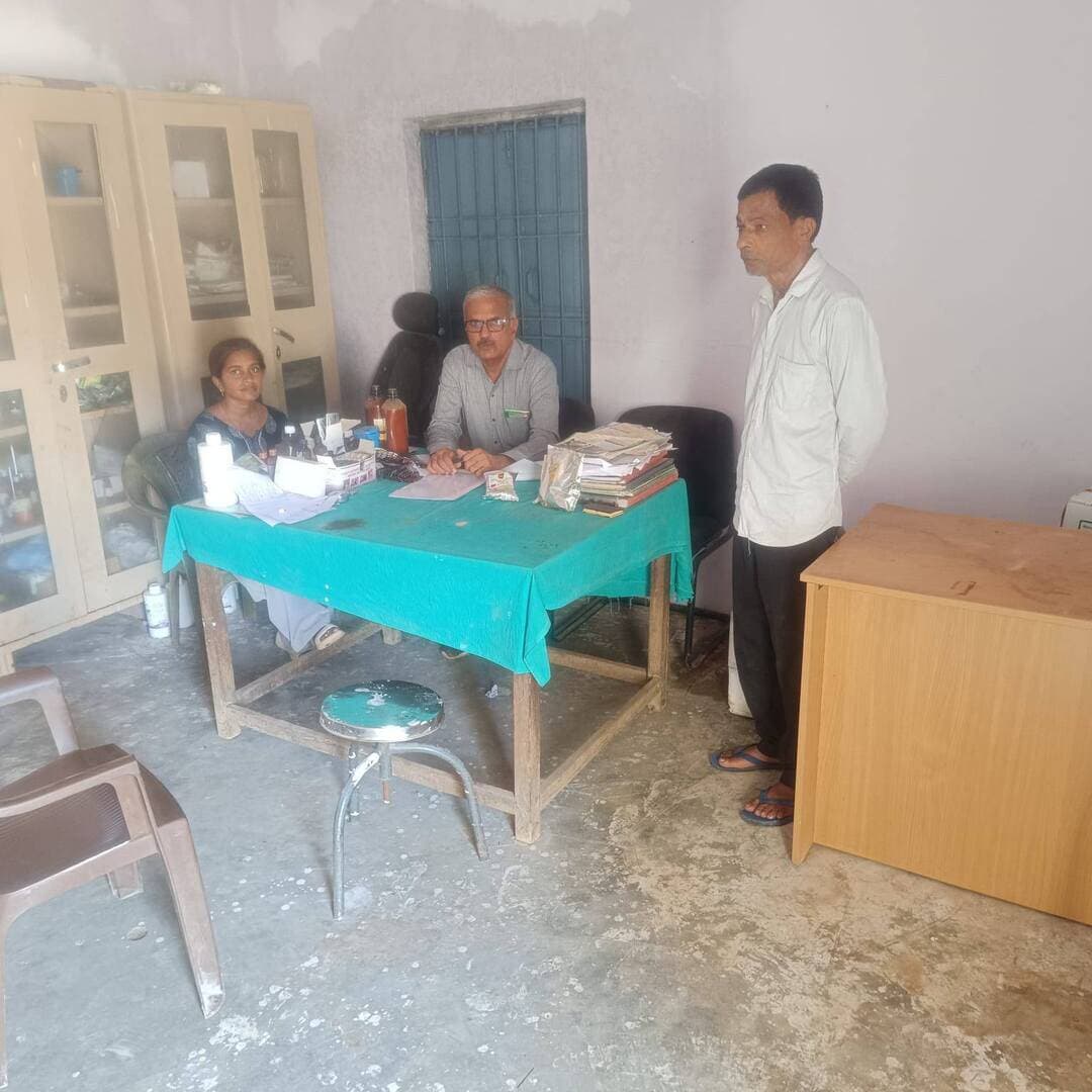 चित्रकूट में बाढ़ के बाद सफाई और राहत का कार्य जारी
106 क्षतिग्रस्त परिवारों को तिरपाल व सूखा राशन वितरित
---
सतना 07 सितम्बर 2026/#सतना जिले के चित्रकूट में मंदाकिनी नदी में आई बाढ़ के बाद जनजीवन को सामान्य स्थिति में लाने के लिए जिला प्रशासन द्वारा सफाई, स्वच्छता, राहत एवं पुनर्बहाली के कार्य लगातार किए जा रहे हैं। प्रशासन की टीमें प्रभावित क्षेत्रों में पहुंचकर घाटों, सड़कों, विद्यालयों और सार्वजनिक स्थलों की सफाई कर रही हैं। साथ ही बाढ़ प्रभावित परिवारों को आवश्यक राहत सामग्री उपलब्ध कराई जा रही है। चित्रकूट के भरत घाट एवं पार्किंग क्षेत्र में बाढ़ के दौरान जमा हुए कचरे और मलबे को हटाकर व्यापक साफ-सफाई कराई गई। इसी प्रकार प्रमोद वन के मंदाकिनी घाट में भी कचरा हटाने का कार्य जारी रहा। वन विभाग चित्रकूट के सुरक्षा श्रमिकों के सहयोग से प्रमोद वन में मां मंदाकिनी नदी के विभिन्न घाटों पर विशेष सफाई अभियान चलाया गया। वहीं आरोग्य धाम सड़क मार्ग स्थित नदी घाट की भी साफ-सफाई कराई गई।
बाढ़ प्रभावित चित्रकूट-नयागांव पूर्व माध्यमिक विद्यालय में भी सफाई कार्य का निरीक्षण किया गया। एसडीएम महिपाल सिंह गुर्जर एवं तहसीलदार कमलेश सिंह भदौरिया ने विद्यालय पहुंचकर साफ-सफाई की स्थिति का जायजा लिया। इससे पूर्व मझगवां जनपद पंचायत की टीम द्वारा विद्यालय भवन में जमा कीचड़ और मलबे को हटाकर परिसर की साफ-सफाई कराई गई थी। प्रशासन द्वारा विद्यालयों को शीघ्र सामान्य स्थिति में लाने के प्रयास किए जा रहे हैं, ताकि शैक्षणिक गतिविधियां सुचारु रूप से संचालित हो सकें। प्रभावित क्षेत्रों में राहत कार्यों में लगे कर्मचारियों तथा बाढ़ प्रभावित लोगों के लिए भोजन तैयार करने की व्यवस्था भी लगातार जारी है। प्रशासन एवं संबंधित टीमों द्वारा आवश्यकता के अनुसार प्रभावित लोगों तक भोजन एवं अन्य आवश्यक सामग्री पहुंचाई जा रही है। चित्रकूट में बाढ़ से जिन परिवारों के मकान पूर्णतः क्षतिग्रस्त हुए हैं, उन्हें अग्रिम राहत के रूप में आवश्यक सामग्री उपलब्ध कराई जा रही है। इसी क्रम में 106 प्रभावित परिवारों को तिरपाल एवं सूखा राशन वितरित किया गया। तिरपाल उपलब्ध कराए जाने से प्रभावित परिवारों को तत्काल आश्रय की व्यवस्था में सहायता मिलेगी, जबकि सूखा राशन उनके भोजन की आवश्यकताओं को पूरा करने में उपयोगी होगा।
*चित्रकूट में जिला अधिकारियों ने घर-घर पहुंचकर बाढ़ प्रभावितों की जानी समस्याएं*
चित्रकूट के बाढ़ प्रभावित सभी वार्डो में सोमवार को जिला अधिकारियों ने घर-घर पहुंचकर प्रभावित परिवारों से संपर्क कर उनकी समस्याओं और आवश्यकताओं की जानकारी ली। अधिकारियों ने राहत सामग्री के वितरण, स्वीकृत आर्थिक सहायता की प्राप्ति तथा बिजली, पानी, स्वच्छता सहित अन्य मूलभूत सुविधाओं की बहाली के संबंध में भी जानकारी प्राप्त की। इसी दौरान अधिकारियों ने पशु चिकित्सालय कामता का निरीक्षण कर बाढ़ प्रभावित क्षेत्र में पशु चिकित्सा सेवाओं की स्थिति का जायजा लिया। चिकित्सालय में दवाइयां एवं टीकाकरण सामग्री पर्याप्त मात्रा में उपलब्ध पाई गई। बाढ़ प्रभावित क्षेत्रों में शिविर लगाकर पशुओं की डिवर्मिंग, दस्त की दवाइयों का वितरण तथा टीकाकरण का कार्य किया जा रहा है। पशु चिकित्सा दल घर-घर पहुंचकर पशुपालकों को आवश्यक उपचार एवं परामर्श भी उपलब्ध करा रहे हैं।
CM Madhya Pradesh
Dr Mohan Yadav
#JansamparkMP