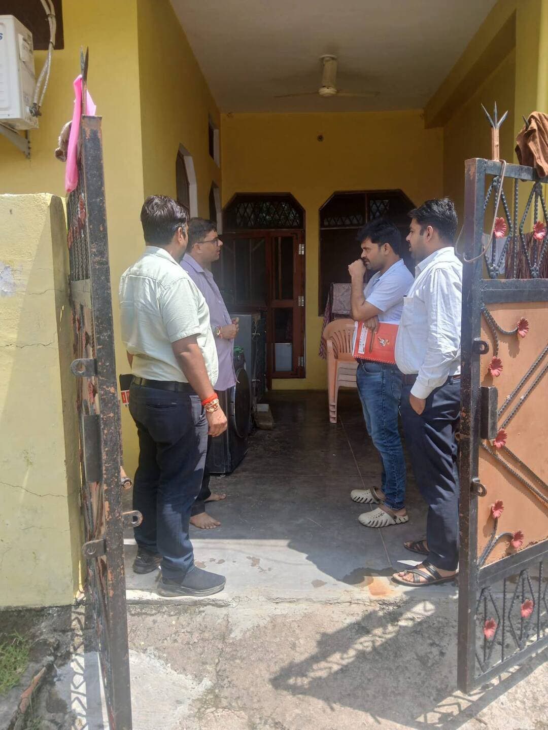 चित्रकूट के बाढ़ प्रभावित वार्डों में घर-घर जिला अधिकारियों ने किया संपर्क
---
सतना 07 सितम्बर 2026/कलेक्टर #सतना डॉ. सतीश कुमार एस ने आज चित्रकूट में ली गई समय-सीमा प्रकरणों की बैठक में बाढ प्रभावित क्षेत्रों में राहत पुनर्वास और जन सुविधाओं की पुनर्बहाली के कार्यो की समीक्षा की। इसके उपरातं उन्होंने उपस्थित विभिन्न विभागों के जिला अधिकारियों को चित्रकूट नगर पंचायत के बाढ प्रभावित वार्ड आवंटित करते हुए घर-घर जाकर मूलभूत सुविधाओं की बहाली, राहत सामग्री का वितरण का सत्यापन और समस्यायें सुनने के लिए निर्देशित किया। चित्रकूट नगर परिषद के बाढ प्रभावित वार्ड नम्बर 4, वार्ड न 6, 7, 8, 9, 10, 11 और 13 में प्रत्येक वार्ड में तीन से चार जिला अधिकारियों की डयूटी लगाते हुए उन्हें घर-घर जाकर सम्पर्क करने के लिए भेजा। कलेक्टर ने कहा कि संबंधित जिला अधिकारी अपने आवंटित वार्ड में वार्ड पार्षद, पटवारी तथा वार्ड प्रभारी के साथ घर-घर जाकर मूलभूत सुविधाओं की बहाली, राहत सामग्री का वितरण सत्यापन और बाढ प्रभावित परिवारों से संवेदनापूर्वक बातचीत कर उनके समस्यायें जानेंगे तथा सायं 4 बजे से पुनः आयोजित बैठक में वार्ड भ्रमण के संबंध में प्रतिवेदन और फीडबैक प्रस्तुत करेंगे।
इसके अनुसार नगर पंचायत चित्रकूट के वार्ड क्रमांक 04 में मुख्य चिकित्सा एवं स्वास्थ्य अधिकारी डॉ. मनोज शुक्ला, जिला कार्यक्रम अधिकारी महिला एवं बाल विकास राजीव सिंह, लोक निर्माण विभाग के कार्यपालन यंत्री भूपेन्द्र सिंह तथा आयुष अधिकारी नरेन्द्र सिंह को जिम्मेदारी सौंपी गई। वार्ड क्रमांक 05 में सीईओ केन्द्रीय सहकारी बैंक एस. ब्रम्हवंशी, डीआरसीएस प्रकाश प्रभाकरण, डीएसओ सम्यक, डीएम नागरिक आपूर्ति पंकज बोरसे को दायित्व सौंपा गया। वार्ड क्रमांक 06 में प्रभारी उप संचालक कृषि राम सिंह बागरी, उप संचालक उद्यानिकी अनिल सिंह, उप संचालक पशु चिकित्सा एपी सिंह, कार्यपालन यंत्री लोक स्वास्थ्य यांत्रिकी श्वेतांक चौरसिया एवं सहायक श्रम अधिकारी अनुराग सिंह को जिम्मेदारी दी गई। वार्ड क्रमांक 07 में कार्यपालन यंत्री ग्रामीण यांत्रिकी सेवा लाजरूस केरकेट्टा एवं पर्यटन विकास के अमित तिवारी, वार्ड क्रमांक 08 में जिला समन्वयक जन अभियान आशीष ताम्रकार, कार्यपालन यंत्री जल संसाधन श्रीमती सपना मानकर, वार्ड क्रमांक 09 में जिला खनिज अधिकारी एचपी सिंह, आबकारी अधिकारी श्री लोकेश सिंह, प्राचार्य आईटीआई अजय सिंह बागरी, वार्ड क्रमांक 10 में उप संचालक मत्स्य इन्दु कुमार सिंह, कार्यपालन यंत्री हाउसिंग बोर्ड मनोज द्विवेदी, वार्ड क्रमांक 11 में जीएम डीईसी उद्योग राहुल दुबे, सहायक संचालक पिछडा वर्ग श्रीमती सुमन द्विवेदी तथा चित्रकूट नगर पंचायत वार्ड क्रमांक 13 में रोजगार अधिकारी अजय सिंह, एसडीओ मनीष तिवारी तथा कार्यपालन यंत्री पीआईयू प्रदीप को जिम्मेदारी दी गई थी। इन जिला अधिकारियों को घर-घर संम्पर्क करने के साथ ही अपने अधीनस्थ संस्थाओं का निरीक्षण की जिम्मेदारी भी दी गई। बताया गया कि डूब प्रभावित क्षेत्र के सभी परिवारों को सूखा खाद्यान्न, कंबल, कपडे आदि की सहायता वितरित करा दी गई है। इसके साथ ही राजस्व पुस्तक परिपत्र 6-4 के अनुसार मिलने वाली स्वीकृत आर्थिक सहायता उनके खातों में पहुंचाई गई है। अधिकारियों के वाहनों में 10-10 पैकेट राहत सामग्री किट भी रखवाई गई थी ताकि यदि कोई परिवार वंचित रहा है तो उसे तत्काल सामग्री दी जा सके। इन अधिकारियों द्वारा नगर पंचायत चित्रकूट के वार्ड पार्षद और पटवारी तथा वार्ड प्रभारी के साथ आवंटित वार्ड के घर-घर जाकर मूलभूत सुविधाओं की बहाली राहत सामग्री का वितरण और प्रभावित परिवारों के संवेदनापूर्वक बातचीत कर समस्यायें जानी और निराकरण की कार्यवाही की।
बाद में कलेक्टर डॉ. सतीश कुमार एस, अपर कलेक्टर विकास सिंह, सीईओ जिला पंचायत श्री Shailendra Singh ने सभी अधिकारियों से फीडबैक लिया।
CM Madhya Pradesh
Dr Mohan Yadav
#JansamparkMP