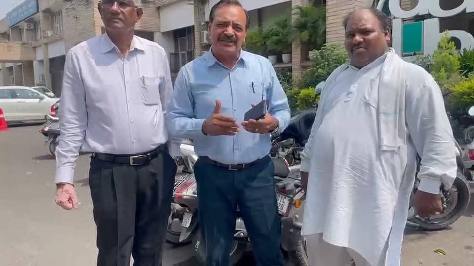 जजपा पंचकूला नेताओं ने डायरेक्टर अर्बन लोकल बॉडीज हरियाणा को सफाई एवं फायर कर्मियों की मांग तुरंत मानने के लिये सौंपा ज्ञापन।
अगर सफ़ाई कर्मचारियों की हड़ताल शीघ्र खत्म नहीं हुई तो पूरे प्रदेश में सफ़ाई को लेकर विकट स्थिति पैदा हो जाएगी- ओ पी सिहाग
पंचकूला, 7 सितंबर: जननायक जनता पार्टी पंचकूला के ज़िला अध्यक्ष ओ पी सिहाग की अगुआई में जजपा पंचकूला हल्का प्रधान राजेश निषाद एवं जिला कार्यालय सचिव सुरिन्दर चड्डा ने सेक्टर-4 पंचकूला में शहरी स्थानीय निकाय विभाग हरियाणा के महानिदेशक मुकुल कुमार से उनके कार्यालय में मुलाकात की तथा पंचकूला सहित प्रदेश भर के हज़ारों हड़ताली कर्मचारियों की जायज़ मांगे मानने के लिये उनको एक ज्ञापन सौंपा। जजपा ज़िला अध्यक्ष ओ पी सिहाग ने महानिदेशक अर्बन लोकल बॉडीज मुकुल कुमार से आग्रह किया कि पिछले एक महीने से मजबूरी में अपनी मांगों को लेकर पंचकूला सहित प्रदेश भर के हज़ारों सफ़ाई कर्मचारी एवं फायर विभाग के अस्थाई कर्मचारी लोकतांत्रिक तरीके से सरकार के खिलाफ हड़ताल कर रहे हैं। उन्होंने कहा कि जिला
पंचकूला के पंचकूला, कालका एवं पिंजौर जैसे शहरों की सडकों एवं गलियों में सेंकड़ों टन कुड़ा एकत्रित हो गया है ,हर रोज हो रही बारिश की वजह से महामारी फैलने का खतरा पैदा हो गया है। ओ पी सिहाग ने कहा पूरे प्रदेश के सभी शहरों में इस हड़ताल की वज़ह से हालात बद से बदतर होते जा रहे हैं। अगर जल्दी ही सफ़ाई कर्मचारियों की जो जायज मांगे हैं उनको न माना गया तो बारिश के मौसम में सफ़ाई को लेकर विकट स्थिति पैदा हो जाएगी जिसकी जिम्मेवारी प्रदेश सरकार की होगी।
महानिदेशक को ज्ञापन सौंपते हुए जजपा ज़िला अध्यक्ष ओ पी सिहाग ने उनको कहा कि हरियाणा सरकार को अपनी बात पर कायम रह कर हड़ताली कर्मचारियों की सारी मांगे तुरंत मान लेने चाहिए। उल्लेखनीय है कि प्रदेश सरकार ने 4 महीने पहले जब कर्मचारी हड़ताल पर गए थे तो नगर पालिका कर्मचारी संघ के साथ 13 मई 2026 को बातचीत के बाद सभी प्रमुख मांगों को सैद्धांतिक तौर पर मान लिया गया था तथा 20 जून 2026 तक पूरा करने का आश्वासन दिया था ,जिसमें हज़ारों की संख्या में लगे कच्चे सफ़ाई कर्मियों एवं फायर कर्मियों को पक्का करने, ठेका प्रथा बंद करने के साथ अन्य मांगे भी शामिल थी। परंतु अब सरकार अपने वादे से मुकर रही है, इस वज़ह से ये कर्मचारी मजबूरी में हड़ताल पर गए हैं। जजपा नेताओं ने डायरेक्टर अर्बन लोकल बॉडीज से अपील की प्रदेश सरकार को हठधर्मी छोड़कर प्रदेश हित में एवं हज़ारों सफाई कर्मचारियों के हित में उनको बुलाकर बातचीत करके मांगों को मानकर इस लंबी चल रही हड़ताल तथा आन्दोलन को तुरंत खत्म करवाना चाहिए ताकि सभी शहरों में सफ़ाई व्यवस्था पटरी पर लौट सके।