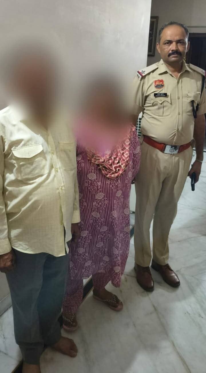 10 घंटे की लगातार तलाश के बाद पंचकूला पुलिस ने 35 वर्षीय गुमशुदा युवती को सकुशल खोज निकाला, सेक्टर-2 मंदिर से बरामद कर परिजनों से मिलवाया
पंचकूला/ 07 सितंबर:- पुलिस कमिश्नर आईपीएस पंकज नैन के नेतृत्व में पंचकूला पुलिस द्वारा गुमशुदा लोगों की तलाश कर उन्हें सुरक्षित उनके परिजनों तक पहुंचाने के लिए लगातार गंभीरता और तत्परता से कार्रवाई की जा रही है। इसी कड़ी में चंडीमंदिर थाना क्षेत्र से लापता हुई 35 वर्षीय युवती को सेक्टर-25 चौकी पुलिस टीम ने करीब 10 घंटे की लगातार मेहनत के बाद सकुशल तलाश कर लिया।
जानकारी के अनुसार 05 सितंबर की सुबह युवती अपने परिजनों को बिना बताए घर से चली गई थी। परिजनों ने अपने स्तर पर काफी तलाश की लेकिन जब युवती का कोई सुराग नहीं मिला तो उन्होंने दोपहर करीब 12 बजे सेक्टर-25 चौकी में इसकी सूचना दी।
डीसीपी पंचकूला आईपीएस अदिति सिंह के अनुसार सूचना मिलते ही हमारी टीम ने मामले को गंभीरता से लेते हुए युवती की तलाश शुरू कर दी। विभिन्न स्थानों पर तलाश करते हुए करीब 10 घंटे की लगातार मेहनत के बाद युवती को पंचकूला के सेक्टर-2 स्थित मंदिर से सकुशल ढूंढ निकाला। आवश्यक कार्रवाई के बाद युवती को सुरक्षित उसके परिजनों के सुपुर्द कर दिया।
परिजनों के अनुसार युवती मानसिक रूप से अस्वस्थ है और उसका उपचार चल रहा है। युवती के सकुशल मिलने पर परिजनों ने पंचकूला पुलिस की त्वरित कार्रवाई और मानवीय संवेदनशीलता के लिए आभार व्यक्त किया।
डीसीपी पंचकूला आईपीएस अदिति सिंह ने आमजन से अपील करते हुए कहा कि किसी भी व्यक्ति के गुम होने की स्थिति में परिजन बिना देरी किए नजदीकी थाना या चौकी में सूचना दें अथवा डायल-112 पर संपर्क करें। समय पर दी गई सूचना से पुलिस को गुमशुदा व्यक्ति की तलाश जल्द शुरू करने और उसे सुरक्षित बरामद करने में काफी मदद मिलती है।