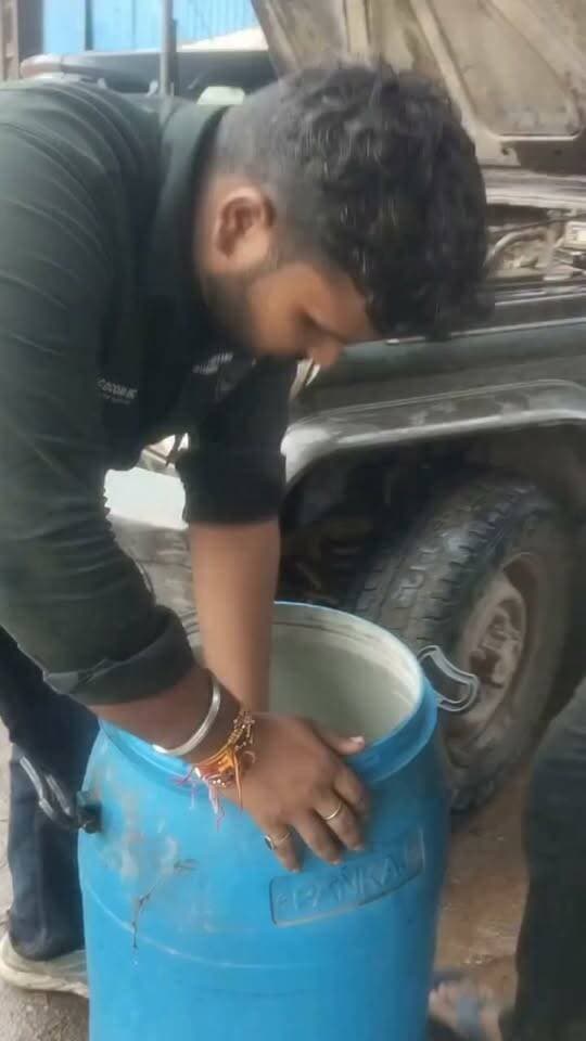 पिछोर- नई बस्ती स्थित चौधरी इंडियन ऑयल पंप का कारनामा!
बोलेरो में टैंक फुल डीजल भरवाया, गाड़ी बंद हो गई, टैंक खाली किया तो ड्रम में पानी ही पानी निकला! ग्राहक बोला - ये है चौधरी पेट्रोल पंप का डीजल! वीडियो सोशल मीडिया पर हो रहा है खूब वायरल।
#Pichhore #Shivpuri #IndianOil #DieselMePani #ViralVideo
