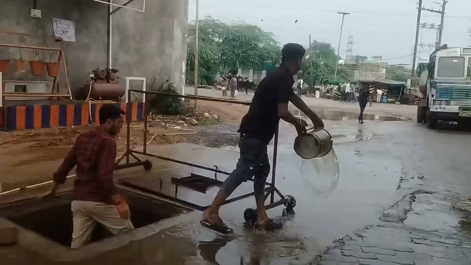 🚨 पिछोर के नईबस्ती में इंडियन ऑयल के चौधरी पेट्रोल पंप का वीडियो वायरल, ग्राहक बोला - डीजल में पानी निकला, गाड़ी हुई खराब 🚨
पिछोर- नई बस्ती स्थित इंडियन ऑयल के चौधरी पेट्रोल पंप का एक वीडियो सोशल मीडिया पर तेजी से वायरल हो रहा है। वीडियो में पंप के कर्मचारी अंडरग्राउंड डीजल टैंक से बाल्टी भर-भरकर पानी निकालते हुए और एक कर्मचारी टैंक के अंदर उतरकर सफाई करता हुआ दिख रहा है।
वीडियो में पीछे से एक ग्राहक की आवाज साफ सुनाई दे रही है जिसमें वह दावा कर रहा है कि "मेरी गाड़ी में डीजल में पानी निकला है जिससे मेरी गाड़ी खराब हो गई है"। इसी के बाद पंप पर टैंक से पानी निकालने का काम शुरू किया गया।
इस वीडियो के सामने आते ही आम लोगों में आक्रोश है। सवाल उठ रहा है कि आखिर टैंक में इतना पानी आया कैसे? क्या बारिश का पानी टैंक में चला गया या पानी मिला डीजल ही ग्राहकों को बेच दिया गया?
यह सिर्फ एक ग्राहक का मामला नहीं, बल्कि सैकड़ों वाहन चालकों की सुरक्षा और उनकी जेब का सवाल है। जनता की मांग है कि कलेक्टर शिवपुरी और खाद्य व नापतौल विभाग तत्काल इस पंप पर छापा मारकर डीजल के सैंपल की लैब जांच कराए। यदि मिलावट या लापरवाही पाई जाती है तो इंडियन ऑयल के इस पंप संचालक पर कड़ी कार्रवाई हो।
Collector Shivpuri
Arpit Verma IAS
Indian Oil Corporation Ltd.
#Pichhore #Shivpuri #IndianOil #IOCL #DieselMePani #PetrolPumpScam #ViralVideo #CollectorShivpuri #MadhyaPradesh