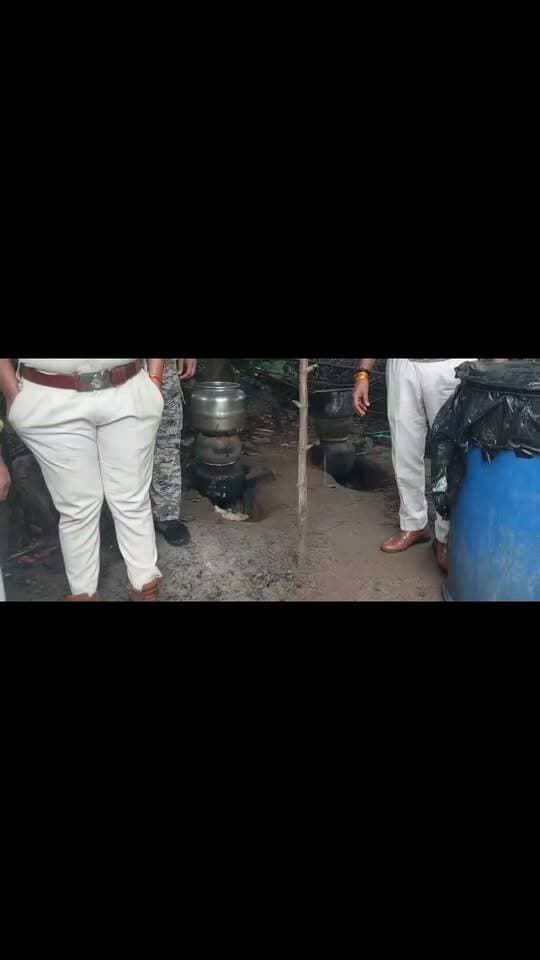 🚨 पिछोर में खेतों में फसल नहीं, कच्ची शराब बन रही थी: पुलिस ने दबिश देकर 2500 लीटर का जखीरा पकड़ा 🚨
शिवपुरी- पिछोर में अवैध शराब के खिलाफ पुलिस और प्रशासन ने बड़ी कार्रवाई की है। पुलिस अधीक्षक यांगचेन डोलकर भूटिया के जीरो टॉलरेंस अभियान के तहत अतिरिक्त पुलिस अधीक्षक रामदास प्रजापति के निर्देशन और एसडीओपी पिछोर संजय मिश्रा के मार्गदर्शन में एसडीएम पिछोर, तहसीलदार पिछोर, आबकारी विभाग और थाना पिछोर की संयुक्त टीम ने दो गांवों में दबिश दी।
पहली दबिश सालौरा गांव में दी गई, जहां आरोपी रोहित उर्फ भूरा लोधी अपने खेत में चोरी-छिपे कच्ची शराब की भट्टी चला रहा था। मौके पर 8 नीले ड्रमों में रखा 1500 लीटर लहान सड़ रहा था, जिसे टीम ने वहीं नष्ट कर दिया और भट्टियों के पास तैयार 450 लीटर कच्ची शराब जप्त की। भनक लगते ही आरोपी मौके से फरार हो गया।
दूसरी दबिश करारखेड़ा गांव में मारी गई, जहां आरोपी हरेन्द्र चौहान भी खेत को शराब की फैक्ट्री बनाए बैठा था। टीम ने उसे 60 लीटर कच्ची शराब के साथ रंगे हाथ गिरफ्तार कर लिया और मौके पर रखा 500 लीटर लहान नष्ट कर दिया।
कार्रवाई में कुल 2000 लीटर लहान नष्ट और 510 लीटर कच्ची शराब जप्त की गई है, जिसकी कीमत करीब 51 हजार रुपये बताई गई है। इस कार्रवाई में थाना प्रभारी नीतू सिंह, रामकिशोर जोशी, कमल सिंह बंजारा, अरविंद सागर, परमाल सिंह, रामहेत सिंह, देशराज सिंह, धर्मेन्द्र सिंह लोधी, प्रदीप नरवरिया, जितेन्द्र सिंह गुर्जर और विकास शिवहरे की सराहनीय भूमिका रही। दोनों आरोपियों के विरुद्ध मामला पंजीबद्ध किया गया है।