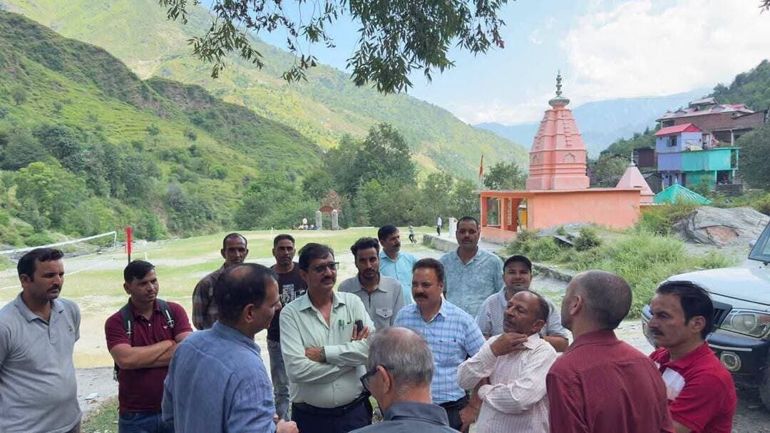 लिल्ह कॉलेज विवाद सुलझा, अननेहर-उलैणी सड़क का काम कल से शुरू करने के निर्देश
हिमाचल 84 टीवी ब्यूरो लिल्ह/भरमौर।
विधानसभा क्षेत्र के दौरे के दौरान एपीएमसी चंबा के चेयरमैन ललित ठाकुर ने विभिन्न क्षेत्रों में लोगों से मुलाकात कर उनकी समस्याएं सुनीं और विकास कार्यों की जमीनी स्थिति का जायजा लिया। इस दौरान उन्होंने गवर्नमेंट मॉडल डिग्री कॉलेज लिल्ह के भवन निर्माण के दौरान स्थानीय घराट मालिकों के साथ चल रहे विवाद को लेकर संबंधित लोगों से लंबी चर्चा की। उन्होंने सभी पक्षों की बात सुनने के बाद आपसी सहमति से विवाद का समाधान करवाया।
ललित ठाकुर ने बताया कि कॉलेज भवन निर्माण को लेकर काफी समय से यह मामला चला आ रहा था। सभी पक्षों से विस्तारपूर्वक बातचीत के बाद आपसी सहमति से मामले को सुलझा लिया गया है। इसके बाद कॉलेज के विद्यार्थियों ने भी विभिन्न विषयों को लेकर उनसे मुलाकात की। उन्होंने विद्यार्थियों की समस्याएं सुनीं और विभिन्न मुद्दों पर उनके साथ संवाद किया।
इसके पश्चात उन्होंने ग्राम पंचायत प्रीना के अंतर्गत खुंडी माता महिला मंडल रैना की पदाधिकारियों एवं सदस्यों से मुलाकात की। महिला मंडल की महिलाओं ने क्षेत्र की विभिन्न समस्याओं और आवश्यकताओं से उन्हें अवगत करवाया। ललित ठाकुर ने कहा कि महिलाओं द्वारा उठाए गए मुद्दों को गंभीरता से सुना गया है और संबंधित समस्याओं के समाधान के लिए आवश्यक कदम उठाए जाएंगे।
वहीं, ग्राम पंचायत गाण के अंतर्गत अननेहर से उलैणी सड़क निर्माण कार्य के आरंभ होने वाले स्थान का भी उन्होंने निरीक्षण किया। उन्होंने कहा कि सड़क निर्माण के लिए काफी समय पहले बजट का प्रावधान करवाकर विभाग द्वारा कार्य ठेकेदार को आवंटित कर दिया गया था, लेकिन कुछ कारणों से कार्य शुरू नहीं हो पाया। इस मामले में उन्होंने विभागीय अधिकारियों को सख्त निर्देश देते हुए कहा कि सड़क निर्माण का कार्य हर हाल में सोमवार सुबह से शुरू किया जाए।
उन्होंने उम्मीद जताई कि सोमवार सुबह से सड़क निर्माण कार्य शुरू हो जाएगा और इसके लिए ग्राम पंचायत गाण की जनता को बधाई दी। उन्होंने कहा कि कार्य आगे बढ़ने के साथ सरकार के माध्यम से अतिरिक्त बजट स्वीकृत करवाकर सड़क निर्माण को और गति देने का प्रयास किया जाएगा।
इस दौरान ग्राम पंचायत गाण के डिगेड वार्ड से आए प्रतिनिधिमंडल ने भी ललित ठाकुर से मुलाकात कर विभिन्न समस्याओं को उनके समक्ष रखा। उन्होंने प्रतिनिधिमंडल की समस्याओं को गंभीरता से सुना और संबंधित विभागों के साथ समन्वय स्थापित कर जल्द समाधान करवाने का आश्वासन दिया।
ललित ठाकुर ने कहा कि जनता के बीच रहकर उनकी समस्याओं को सुनना, विकास कार्यों की जमीनी स्थिति का जायजा लेना और समस्याओं के समाधान के लिए लगातार प्रयास करना उनकी प्राथमिकता है।