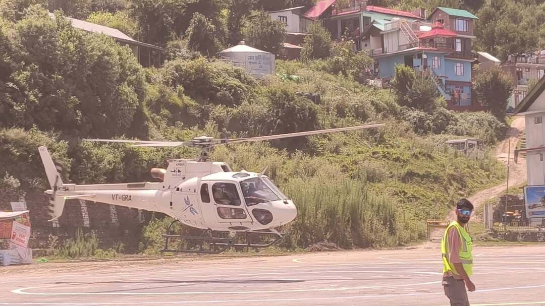 होली से गौरीकुंड हेलिकॉप्टर शटल सेवा के लिए ऑनलाइन साथ अब ऑफलाइन टिकट बुकिंग के जारिए भी यात्रा पर जा सकेंगे श्रद्धालु
ऑनलाइन बुकिंग वाले श्रद्धालुओं को मिलेगी प्राथमिकता, ऑफलाइन टिकट वास्तविक उपलब्ध सीटों के आधार पर
हिमाचल 84 टीवी ब्यूरो भरमौर:
श्री मणिमहेश यात्रा-2026 के दौरान श्रद्धालुओं की सुविधा को ध्यान में रखते हुए प्रशासन ने होली से गौरीकुंड तक संचालित हेलिकॉप्टर शटल सेवा के लिए ऑनलाइन एवं ऑफलाइन टिकट बुकिंग की व्यवस्था की है। प्रशासन ने स्पष्ट किया है कि ऑनलाइन टिकट बुकिंग करने वाले यात्रियों को प्राथमिकता के आधार पर हेलिकॉप्टर सेवा उपलब्ध करवाई जाएगी।
इसके बाद उपलब्ध सीटों के आधार पर ऑफलाइन टिकट बुक करने वाले श्रद्धालुओं को यात्रा की सुविधा प्रदान की जाएगी। प्रशासन द्वारा तैनात अधिकारियों एवं कर्मचारियों की निगरानी में ऑफलाइन टिकट बुकिंग प्रक्रिया संचालित की जाएगी।
प्रशासन ने स्पष्ट किया है कि ऑफलाइन टिकट केवल वास्तविक रूप से उपलब्ध सीटों के आधार पर ही आवंटित किए जाएंगे तथा किसी भी स्थिति में ओवरबुकिंग नहीं की जाएगी। संबंधित हेलिकॉप्टर ऑपरेटर द्वारा प्रत्येक ऑफलाइन बुकिंग का विधिवत रिकॉर्ड रखा जाएगा और यात्रियों को निर्धारित किराये पर टिकट अथवा रसीद उपलब्ध करवाई जाएगी।
यात्रियों से निर्धारित किराये के अतिरिक्त किसी भी प्रकार की अतिरिक्त राशि वसूल नहीं की जाएगी। प्रशासन ने ऑफलाइन टिकट आवंटन प्रक्रिया में पूर्ण पारदर्शिता सुनिश्चित करने की बात कही है।
किसी भी प्रकार की सिफारिश, प्रभाव, अनधिकृत टिकट हस्तांतरण अथवा टिकटों की पुनर्विक्रय और कालाबाजारी की अनुमति नहीं होगी।
प्रशासन ने बताया कि ऑफलाइन टिकट बुकिंग सुविधा मुख्य रूप से उन श्रद्धालुओं की सुविधा के लिए उपलब्ध करवाई गई है, जो किसी कारणवश ऑनलाइन माध्यम से टिकट बुक नहीं कर पा रहे हैं। ऑनलाइन बुकिंग वाले यात्रियों को प्राथमिकता देने के बाद उपलब्ध सीटों के अनुसार ही ऑफलाइन यात्रियों को हेलिकॉप्टर सेवा प्रदान की जाएगी।
प्रशासन ने मणिमहेश यात्रा पर आने वाले सभी श्रद्धालुओं से निर्धारित प्रक्रिया का पालन करने तथा व्यवस्था बनाए रखने में प्रशासन का सहयोग करने की अपील की है।