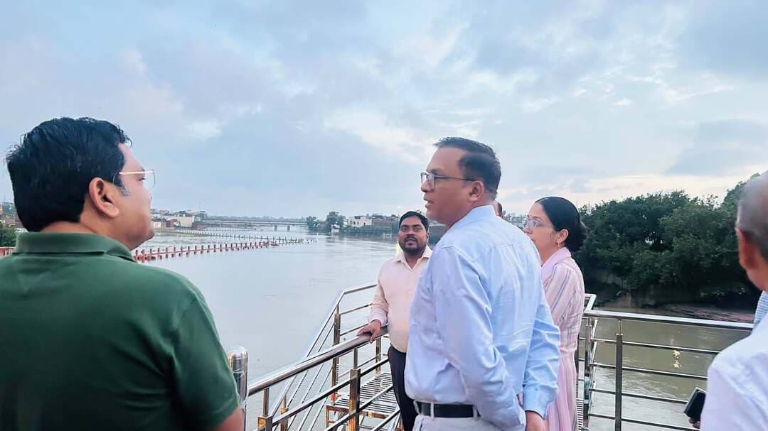 👉#गर्रा-खन्नौत के बढ़ते जलस्तर के बीच डीएम ने किया संवेदनशील क्षेत्रों का स्थलीय निरीक्षण
संवेदनशील क्षेत्रों का जायजा लेकर अधिकारियों को दिए अलर्ट रहने के निर्देश
दियूनी बैराज से छोड़ा गया करीब 22 हजार क्यूसेक पानी 72 घंटे में पहुंचने की संभावना
शाहजहांपुर।जिलाधिकारी धर्मेन्द्र प्रताप सिंह ने सोमवार को गर्रा और खन्नौत नदी के बढ़ते जलस्तर को देखते हुए संभावित बाढ़ प्रभावित क्षेत्रों का स्थलीय निरीक्षण किया। उन्होंने संबंधित अधिकारियों के साथ बाढ़ बचाव कार्यों और प्रशासनिक तैयारियों की समीक्षा कर आवश्यक दिशा-निर्देश दिए।
डीएम ने सबसे पहले गर्रा नदी के जलस्तर और बहाव की स्थिति का जायजा लिया। इसके बाद ककरा पुल, डैम रोड, एनिमल बर्थ सेंटर, हनुमत धाम समेत अन्य संवेदनशील क्षेत्रों का निरीक्षण किया। उन्होंने सिंचाई विभाग और लोक निर्माण विभाग द्वारा कराए गए बाढ़ बचाव एवं सुरक्षात्मक कार्यों की स्थिति देखी तथा अधिकारियों से आवश्यक जानकारी ली।
जिलाधिकारी ने बताया कि 7 सितंबर को दियूनी बैराज से गर्रा नदी में करीब 22 हजार क्यूसेक पानी पास हुआ है, जिसके आगामी 72 घंटों में जनपद के संबंधित क्षेत्रों में पहुंचने की संभावना है। वर्तमान में गर्रा नदी खतरे के निशान से 1.05 मीटर नीचे और खन्नौत नदी 40 सेंटीमीटर नीचे है। उन्होंने बताया कि मंगलवार सुबह से खन्नौत नदी के जलस्तर में कमी आने की संभावना है। वहीं रामगंगा नदी खतरे के निशान से 19 सेंटीमीटर ऊपर और गंगा नदी 25 सेंटीमीटर नीचे बह रही है।
डीएम ने अधिकारियों को नगरीय, तटीय और डूब क्षेत्र में रहने वाले लोगों को समय से जागरूक करने तथा संवेदनशील क्षेत्रों में लगातार जलस्तर की निगरानी के निर्देश दिए। उन्होंने कहा कि राजस्व, पुलिस, सिंचाई, नगर निकाय समेत सभी संबंधित विभागों की टीमें पूरी तरह तैयार रहें और आवश्यकता पड़ने पर प्रभावित आबादी को सुरक्षित स्थानों पर पहुंचाने की पूर्व तैयारी रखें।
जिलाधिकारी ने लोगों से नदी के किनारे, घाटों, पुलों के निचले हिस्सों और बहाव वाले क्षेत्रों में जाने से बचने की अपील की। बच्चों और मवेशियों को नदी से दूर रखने तथा महत्वपूर्ण दस्तावेज, राशन, दवाइयां और कीमती सामान सुरक्षित एवं ऊंचे स्थानों पर रखने को कहा।
उन्होंने नागरिकों से अफवाहों और अपुष्ट सूचनाओं पर ध्यान न देने तथा केवल प्रशासन द्वारा जारी आधिकारिक सूचनाओं पर भरोसा करने की अपील की। आपात स्थिति या बाढ़ संबंधी सहायता के लिए जिला आपदा नियंत्रण कक्ष के नंबर 05842-462754, 05842-351037 और 05842-35108 पर संपर्क किया जा सकता है।