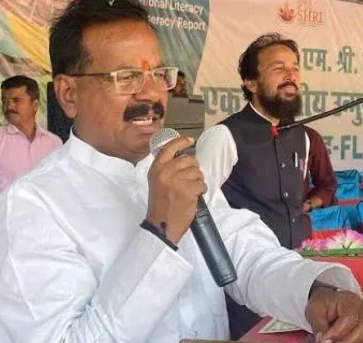 एमिटी यूनिवर्सिटी के बाहर से विधायक जनार्दन पासवान के बेटे के अपहरण की सूचना, पुलिस ने कुछ ही देर में किया सकुशल बरामद
रांची: विधानसभा थाना क्षेत्र स्थित एमिटी यूनिवर्सिटी के बाहर सोमवार शाम उस वक्त हड़कंप मच गया, जब चतरा विधायक जनार्दन पासवान के छोटे बेटे सौरभ के कथित अपहरण की सूचना सामने आई। घटना शाम करीब 5 बजे की बताई जा रही है।
प्राप्त जानकारी के अनुसार, सौरभ को कुछ लोगों द्वारा कथित तौर पर थार वाहन से जबरन ले जाने की बात सामने आई। इसके बाद आरोपी स्कॉर्पियो से मौके से निकल गए। घटना की सूचना मिलते ही रांची पुलिस हरकत में आई और इलाके की घेराबंदी कर सर्च अभियान शुरू कर दिया।
पुलिस की तत्परता से सकुशल बरामद हुआ सौरभ
मामले की गंभीरता को देखते हुए रांची पुलिस ने तत्काल कार्रवाई शुरू की। पुलिस की तत्परता के बाद एमिटी यूनिवर्सिटी के समीप से विधायक के पुत्र सौरभ को सकुशल बरामद कर लिया गया। विधायक जनार्दन पासवान ने भी अपने बेटे की सकुशल बरामदगी की पुष्टि की है।
सीसीटीवी फुटेज खंगाल रही पुलिस
विधायक जनार्दन पासवान के अनुसार, उनके बेटे के साथ मारपीट की गई और उसे जबरन वाहन में बैठाकर ले जाया गया। सौरभ रांची स्थित एमिटी यूनिवर्सिटी में पढ़ाई करता है।
फिलहाल पुलिस घटनास्थल और आसपास लगे सीसीटीवी कैमरों की फुटेज खंगाल रही है। पुलिस यह पता लगाने में जुटी है कि घटना के पीछे कौन लोग शामिल थे और आखिर सौरभ को कथित तौर पर क्यों ले जाया गया।
सौरभ की सकुशल बरामदगी के बाद परिजनों और समर्थकों ने राहत की सांस ली है। पुलिस पूरे मामले की जांच कर रही है और घटना की वास्तविक वजह तथा आरोपियों की भूमिका सामने आने का इंतजार है।