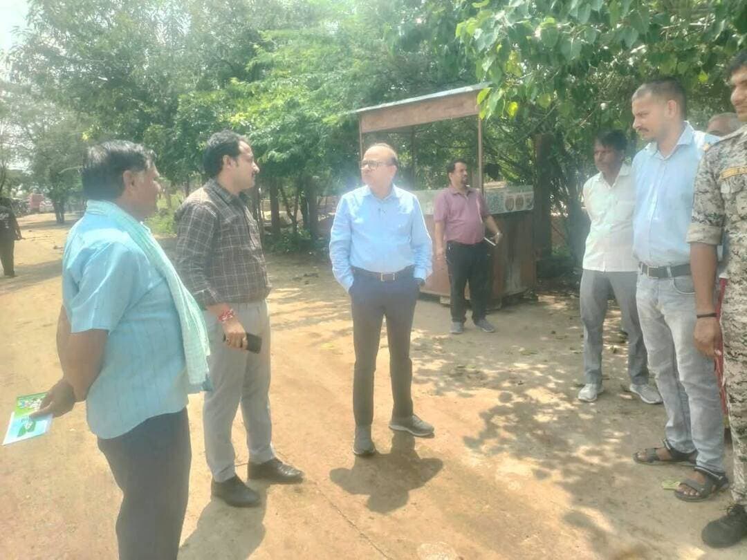 छिमछिमा हनुमान मंदिर पर मेला 12 सितंबर को
एडीएम ने व्यवस्थाओं को लेकर किया अवलोकन
-----
कलेक्टर सुश्री शीला दाहिमा के निर्देशानुसार अपर कलेक्टर श्री रूपेश उपाध्याय द्वारा प्रसिद्ध छिमछिमा हनुमान मंदिर पर 12 सितंबर को लगने वाले विशाल मेले की व्यवस्थाओं एवं तैयारियों के संबंध में अवलोकन किया गया। इस अवसर पर एसडीएम विजयपुर श्री अभिषेक मिश्रा, तहसीलदार श्री मस्तराम गुर्जर, टीआई विजयपुर सहित अन्य अधिकारी उपस्थित थे।
अपर कलेक्टर श्री रूपेश उपाध्याय द्वारा छिमछिमा हनुमान मंदिर पर 12 सितंबर को लगने वाले विशाल मेले में श्रद्धालुओं के बडी संख्या में शामिल होने को दृष्टिगत रखते हुए सुरक्षा प्रबंधो का जायजा लिया गया तथा मेले में लगने वाली दुकानो, मार्गाे आदि की व्यवस्थाएं देखी गई, साथ ही अधिकारियों को समुचित प्रबंध किये जाने के निर्देश दिये गये। इसके साथ ही मेला स्थल पर पानी, प्रकाश आदि की व्यवस्थाओं पर चर्चा करते हुए समुचित व्यवस्थाएं किये जाने के निर्देश दिये गये।
-
CM Madhya Pradesh
Jansampark Madhya Pradesh
#JansamparkMP
#sheopur