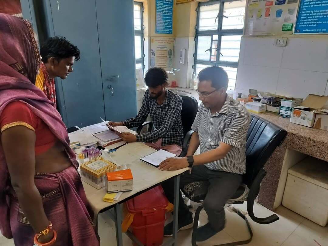 सेमल्दा, चकबमुलिया, ढोढर, अर्रोदरी में मलेरिया जागरूकता अभियान
-----
कलेक्टर सुश्री शीला दाहिमा के मार्गदर्शन एवं जिला मलेरिया अधिकारी डॉ. एसएन बिंदल के निर्देशन में जिले में मलेरिया एवं डेंगू सहित अन्य वेक्टर जनित रोगों की रोकथाम के लिए निरंतर नियंत्रण एवं जन-जागरूकता गतिविधियां संचालित की जा रही हैं।
इसी क्रम में ग्राम सेमल्दा, चकबमुलिया एवं ढोढर में मलेरिया नियंत्रण गतिविधियों का निरीक्षण एवं समीक्षा की गई। एम.टी.एस. श्री अरविन्द द्वारा सी.एच.ओ., ए.एन.एम. एवं आशा कार्यकर्ताओं द्वारा किए जा रहे कार्यों की समीक्षा कर नियमित लार्वा सर्वे, बुखार रोगियों की पहचान, जांच एवं जन-जागरूकता गतिविधियां संचालित करने के निर्देश दिए गए। उप स्वास्थ्य केंद्र सेमल्दा में आशा कार्यकर्ताओं की बैठक लेकर ग्रामीणों को मलेरिया से बचाव के उपायों की जानकारी देने हेतु प्रेरित किया गया।
विकासखंड विजयपुर के ग्राम अर्राेदरी में आशा कार्यकर्ताओं द्वारा व्यापक लार्वा सर्वे एवं नष्टीकरण अभियान चलाया गया। इस दौरान कूलर, गमले, पुराने टायर, पानी की टंकियों एवं खुले बर्तनों में जमा पानी की जांच की गई तथा लार्वा पाए जाने वाले स्थानों पर नष्टीकरण की कार्रवाई करते हुए एंटी-लार्वा बी.टी.आई. दवा का घोल डाला गया।
ग्रामीणों को घर एवं आसपास पानी जमा न होने देने, पानी की टंकियों एवं कूलर की नियमित सफाई करने तथा सप्ताह में कम से कम एक बार कूलर एवं पानी के बर्तनों को खाली कर सुखाने की सलाह दी गई। साथ ही सोते समय मच्छरदानी का उपयोग करने तथा बुखार आने पर तत्काल नजदीकी स्वास्थ्य केंद्र में रक्त की जांच कराने के लिए जागरूक किया गया।
-
CM Madhya Pradesh
Jansampark Madhya Pradesh
#JansamparkMP
#sheopur
