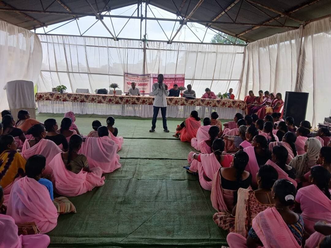 टीबी मुक्त भारत अभियान: कोण्डागांव में व्यापक सर्वेक्षण
कोण्डागांव जिले को टीबी मुक्त बनाने की दिशा में स्वास्थ्य विभाग द्वारा पंचायत एवं वार्ड स्तर पर लगातार प्रभावी प्रयास किए जा रहे हैं
📌 18 अगस्त से 06 सितंबर 2026 तक चले टीबी स्क्रीनिंग एवं सर्वेक्षण अभियान में 678 संभावित मरीजों की जांच** की गई।
✅ 7 मरीज टीबी पॉजिटिव पाए गए।
💊 चिन्हित मरीजों का उपचार शुरू कर दिया गया है।
टीबी उन्मूलन अभियान को जमीनी स्तर तक प्रभावी बनाने के लिए विश्रामपुरी विकासखंड को टीबी मुक्त पंचायत/वार्ड अभियान के लिए चिन्हित किया गया है। मितानिनों एवं मितानिन प्रशिक्षकों को प्रशिक्षण देकर संभावित मरीजों की पहचान, जांच और उपचार तक पहुंच सुनिश्चित करने पर जोर दिया जा रहा है।
समय पर जांच और उपचार ही टीबी से बचाव की कुंजी है। आइए, जागरूक बनें और टीबी मुक्त कोण्डागांव के संकल्प में सहभागी बनें।
#TBMuktBharat #टीबीमुक्तभारत #TBMuktKondagaon #Kondagaon #स्वस्थकोण्डागांव स्वास्थ्य