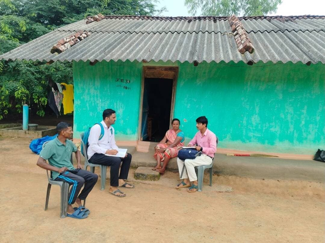घर-घर पहुंचा विधिक सहायता का संदेश, ग्रामीणों की समस्याओं का लिया जायजा
राष्ट्रीय विधिक सेवा प्राधिकरण एवं छत्तीसगढ़ राज्य विधिक सेवा प्राधिकरण के निर्देशानुसार 60 दिवसीय मेगा ड्राइव नालसा योजना 2026 के तहत ग्राम पंचायत तोतर में लीगल एड क्लीनिक के माध्यम से ग्रामीणों को उनके कानूनी अधिकारों और निःशुल्क विधिक सहायता के प्रति जागरूक किया जा रहा है।
प्रतिधारक अधिवक्ता एवं अधिकार मित्रों द्वारा डोर-टू-डोर संपर्क कर ग्रामीणों की भूमि संबंधी मामलों, पारिवारिक विवाद, दस्तावेजी समस्याओं और शासकीय योजनाओं से जुड़े मुद्दों की जानकारी ली जा रही है।
साथ ही ग्रामीणों को बताया जा रहा है कि आर्थिक कठिनाई के कारण कोई भी व्यक्ति न्याय से वंचित न रहे—जरूरतमंदों को निःशुल्क कानूनी सलाह एवं आवश्यक विधिक सहायता उपलब्ध है।
न्याय की पहुंच अंतिम व्यक्ति तक सुनिश्चित करने की दिशा में यह पहल निरंतर जारी है।
#NALSA #LegalAid #Kondagaon #विधिक_सहायता #न्याय_सबके_लिए SushasanSarkar