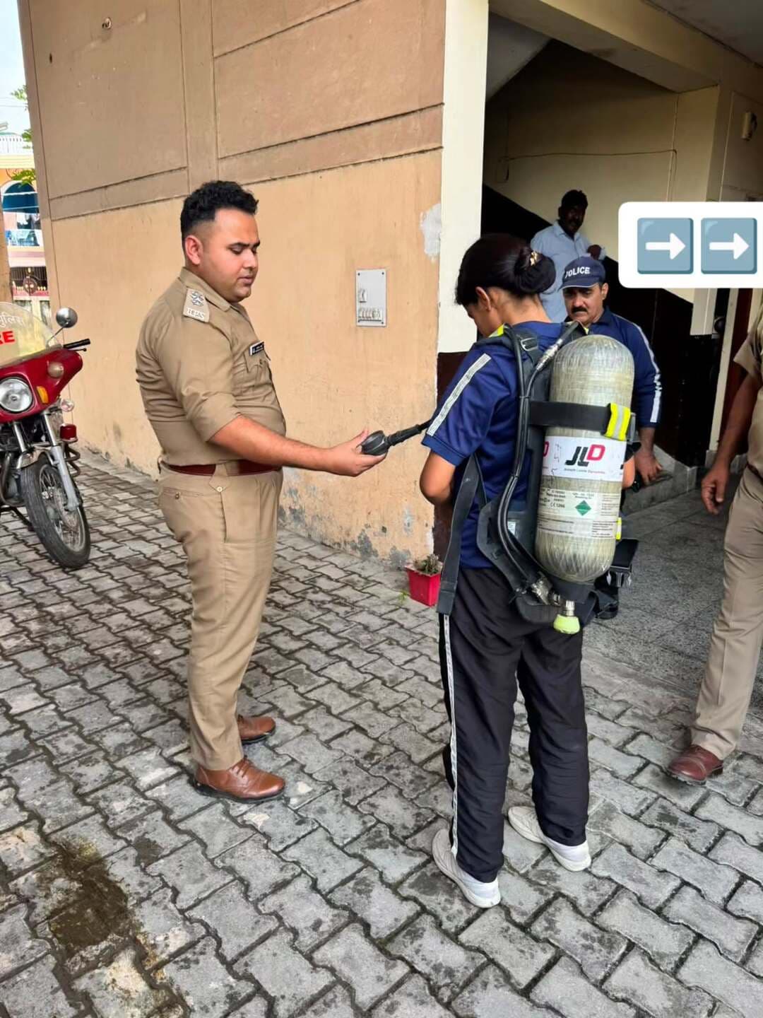 🚨 फायर स्टेशन विकासनगर का औचक निरीक्षण 🚨
आज श्रीमान मुख्य अग्निशमन अधिकारी महोदय, देहरादून द्वारा फायर स्टेशन विकासनगर का औचक निरीक्षण किया गया।
🔹निरीक्षण के दौरान महोदय द्वारा परिसर में मौजूद सभी अग्निशमन वाहनों, आधुनिक फायर फाइटिंग उपकरणों और सेफ्टी गियर्स की कार्यशीलता तथा रख-रखाव की गहन समीक्षा की गई।
🔹साथ ही फायर स्टेशन परिसर में बन रहे नए आवासीय भवन के निर्माण कार्य का जायजा लिया गया।
महोदय द्वारा सभी अधिकारियों और कर्मचारियों को वाहनों व उपकरणों की नियमित साफ-सफाई, उचित रख-रखाव और इन्हें सदैव Ready-to-Act स्थिति में रखने के निर्देश दिए, ताकि किसी भी आपातकालीन परिस्थिति में त्वरित प्रतिक्रिया दी जा सके।
#UttarakhandFireService #Inspection #Vikasnagar #FireSafety #PublicSafety