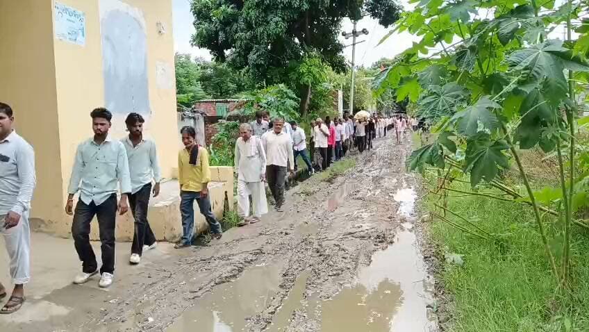 कासगंज-ढोलना क्षेत्र में रास्ते मे दलदल होने के वजह से अर्थी को नहीं मिल सका चार लोगों का कंधा,वीडियो वायरल,सिस्टम पर सवाल खड़े कर रहीं तस्वीरे।