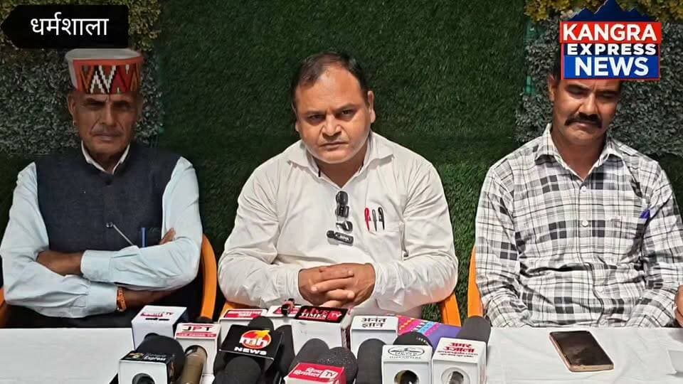 धर्मशाला : जय इन्द्रुनाग मंदिर सेवा समिति खनियारा द्वारा सायर लोक परंपरा उत्सव के आयोजन को लेकर प्रेस वार्ता की गई। इस दौरान उत्सव की तैयारियों, धार्मिक एवं सांस्कृतिक कार्यक्रमों और लोक परंपराओं के संरक्षण को लेकर महत्वपूर्ण जानकारी साझा की गई।
Kangra Express
👉 क्या रहेगा खास?
👉 कब और कैसे होगा सायर उत्सव?
👉 समिति ने क्या दी जानकारी?
देखिए Kangra Express News की यह खास रिपोर्ट और जानिए पूरी जानकारी। 📢