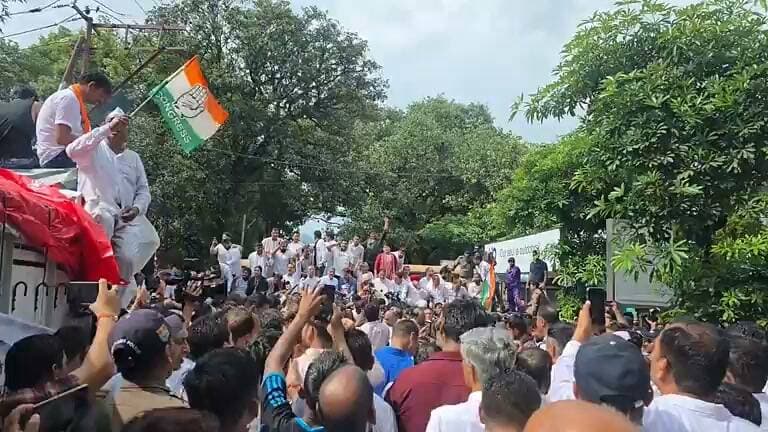 देहरादून-हल्द्वानी में हुए ‘शुद्धिकरण’ के विरोध और राहुल गांधी के विरुद्ध दर्ज FIR वापस लेने की मांग को लेकर कांग्रेस नें बडी संख्या में मुख्यमंत्री आवास कूच किया।