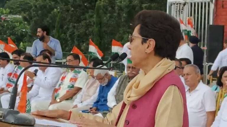 देहरादून में कांग्रेस पार्टी ने शुद्धिकरण मामले में मुख्यमंत्री कूच से पहले कांग्रेस प्रभारी कुमारी शैलजा का सम्बोधन।