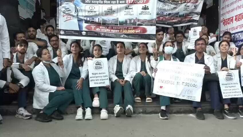 देहरादून।#दून_मेडिकल कॉलेज #अस्पताल में MBBS इंटर्न का प्रदर्शन। #ओपीडी बिल्डिंग के #बाहर_प्रदर्शन
MBBS इंटर्न की मांग 11,12 घंटे काम के बाद भी स्टाइपेंड कम है। स्टाइपेंट को 17 हजार से बढ़ाकर 30 हजार करने की मांग।