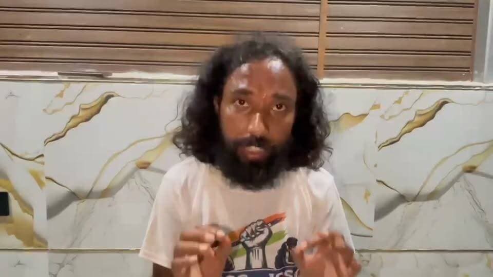 सोशल मीडिया प्रोफाइल को एडिट कर बदनाम करने की साजिश, संघर्ष और संगठन की एकता को कमजोर करने का प्रयास: देवेंद्र नाथ महतो
रांची: छात्र-युवा हितों, शिक्षा व्यवस्था में सुधार एवं पारदर्शी भर्ती व्यवस्था की लड़ाई को कमजोर करने के उद्देश्य से सोशल मीडिया के माध्यम से भ्रामक और मनगढ़ंत जानकारी फैलाने की साजिश की जा रही है। देवेंद्र नाथ महतो के फेसबुक प्रोफाइल को एडिट कर पदनाम एवं अन्य जानकारियों में मनगढ़ंत बदलाव करते हुए सोशल मीडिया पर प्रसारित किया जा रहा है।
इस मामले पर देवेंद्र नाथ महतो ने आज बयान जारी करते हुए कहा कि यह केवल व्यक्तिगत रूप से उन्हें बदनाम करने की कोशिश नहीं है, बल्कि संघर्षशील साथियों और संगठन की एकता को कमजोर करने की सुनियोजित साजिश है। उन्होंने कहा कि कुछ ताकतें जनता के बीच वर्षों से बने विश्वास को तोड़ने तथा छात्रों, युवाओं और आम जनता की आवाज को कमजोर करने का प्रयास कर रही हैं।
देवेंद्र नाथ महतो ने कहा कि हमारा संघर्ष किसी व्यक्ति विशेष के लिए नहीं, बल्कि झारखंड के छात्रों और युवाओं के भविष्य के लिए है। शिक्षा व्यवस्था में सुधार, भर्ती प्रक्रिया में पारदर्शिता और नौकरी खरीद-बिक्री जैसी भ्रष्ट व्यवस्था के खिलाफ हमारी लड़ाई लगातार जारी है।
उन्होंने कहा कि हाल के आंदोलनों—भूख हड़ताल, सत्याग्रह आंदोलन और भर्ती व्यवस्था सुधार यात्रा—को जिस प्रकार व्यापक जनसमर्थन मिला, उसने सरकार और व्यवस्था को कार्रवाई करने के लिए मजबूर किया। संघर्ष के परिणामस्वरूप भर्ती व्यवस्था से जुड़े मामलों में बड़ी कार्रवाई हुई, जिसमें लगभग 32 लोगों की गिरफ्तारी, 45 विवादित परीक्षाओं पर कार्रवाई, 22 परीक्षाएं रद्द, 17 परीक्षाओं की जांच तथा 6 परीक्षाओं पर रोक जैसी कार्रवाई शामिल है।
उन्होंने कहा कि लाखों छात्रों और युवाओं को न्याय मिलने की दिशा में उठाए गए इन कदमों से कुछ लोगों को परेशानी हो रही है। यही कारण है कि अब व्यक्तिगत छवि को नुकसान पहुंचाने, सोशल मीडिया प्रोफाइल को एडिट करने और भ्रामक सूचनाएं फैलाकर आंदोलन की विश्वसनीयता पर सवाल खड़े करने का प्रयास किया जा रहा है।
देवेंद्र नाथ महतो ने कहा कि ऐसे षड्यंत्रों से न तो छात्रों की आवाज दबेगी और न ही संघर्ष कमजोर होगा।
उन्होंने कहा—
“मेरी सोशल मीडिया प्रोफाइल को एडिट कर कोई मेरी पहचान नहीं बदल सकता। हमारी पहचान हमारे संघर्ष, त्याग और जनता के विश्वास से बनी है। यह लड़ाई किसी व्यक्ति की नहीं, बल्कि लाखों छात्रों, युवाओं और झारखंड के भविष्य की लड़ाई है। साजिशें चाहे जितनी हों, हम शिक्षा और भर्ती व्यवस्था में सुधार की आवाज को कमजोर नहीं होने देंगे।”
उन्होंने अपने समर्थकों एवं आम जनता से अपील की कि सोशल मीडिया पर प्रसारित किसी भी एडिटेड स्क्रीनशॉट अथवा भ्रामक जानकारी को बिना सत्यापन के साझा न करें और अफवाह फैलाने वालों के षड्यंत्र से सावधान रहें।
उन्होंने स्पष्ट कहा कि संघर्ष जारी रहेगा, एकता बरकरार रहेगी और छात्रों-युवाओं के न्याय की आवाज किसी भी साजिश के सामने झुकेगी नहीं।
सच की आवाज को दबाने की हर कोशिश नाकाम होगी।
संघर्ष जारी है, जारी रहेगा।
आरोपों की भाषा को सावधान बनाइए।