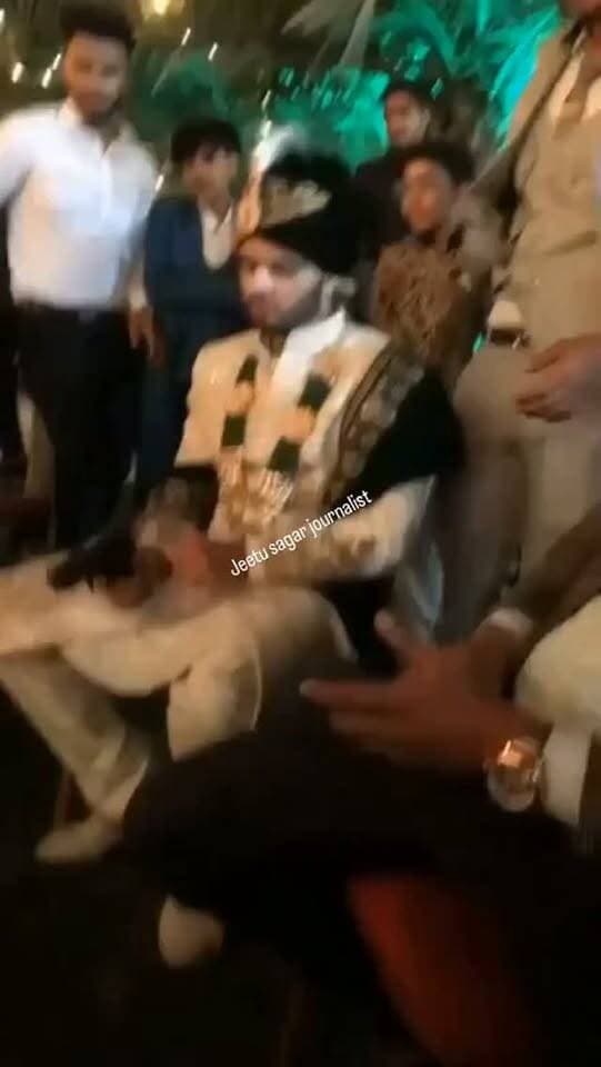 लौ जी,,,दूल्हा शादी करने आया है या जंग लड़ने
हवाबाजी देखिये, वीडियो बुलंदशहर के ख़ुर्जा से आई है.
