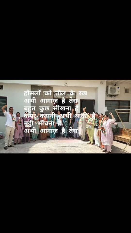 पीलीबंगा: #वार्ड17 से #कांग्रेस प्रत्याशी #मनोज_सिंगला का तूफानी दौरा, डोर-टू-डोर जनसंपर्क तेज
#लालबहादुर_भाखर #LetestUpdate #pilibangannews
पीलीबंगा। नगर पालिका चुनाव को लेकर वार्ड नंबर 17 में चुनावी सरगर्मियां तेज हो गई हैं। कांग्रेस पार्टी के अधिकृत प्रत्याशी मनोज सिंगला (ढढ्ढे वाले, दिनेश गारमेंट्स) ने अपने वार्ड में सघन जनसंपर्क अभियान शुरू कर दिया है।
सिंगला समर्थकों और स्थानीय नागरिकों के साथ घर-घर जाकर मतदाताओं से सीधा संवाद साध रहे हैं और कांग्रेस के चुनाव चिन्ह 'हाथ का पंजा' के पक्ष में मतदान करने की अपील कर रहे हैं। जनसंपर्क के दौरान वार्डवासियों द्वारा प्रत्याशी का स्वागत किया जा रहा है और क्षेत्र की समस्याओं से भी अवगत कराया जा रहा है।
मनोज सिंगला ने कहा कि वार्ड 17 का चहुंमुखी विकास, नियमित सफाई, बेहतर सड़कें, स्ट्रीट लाइट और मूलभूत जनसुविधाओं की उपलब्धता उनकी सर्वोच्च प्राथमिकता रहेगी। उन्होंने वार्ड के हर वर्ग के सहयोग से क्षेत्र को आदर्श वार्ड बनाने का संकल्प दोहराया। इस दौरान बड़ी संख्या में स्थानीय कार्यकर्ता और समर्थक उनके साथ मौजूद रहे।