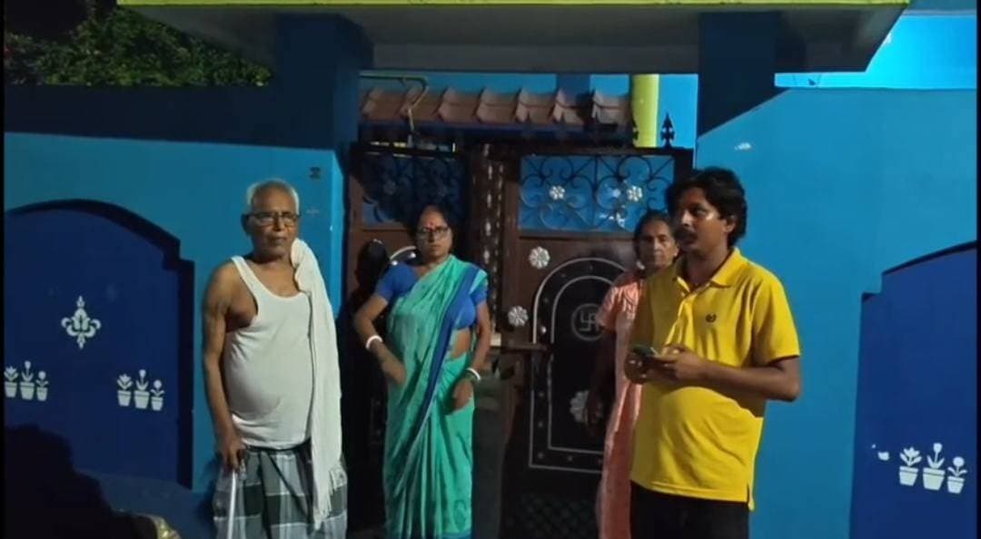 चायपत्ती बेचने के बहाने घर में घुसे संदिग्ध, बुजुर्ग महिला को नशीला पाउडर खिलाकर 3.5 लाख के जेवरात लेकर फरार.....see more