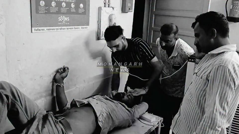 मोहनगढ़ क्षेत्र के जीरो आरडी से आगे हुआ सड़क हा!दसा हा!दसे में शिवनारायण भील निवासी भील बस्ती मोहनगढ़ नामक युवक गंभीर घा!यल घा!यल युवक को बस चालक रघुवीर सिंह भाटी ने मानवता का परिचय देते हुए पहुंचा या मोहनगढ़....
#jaisalmer #barmer #Bikaner #jodhpur