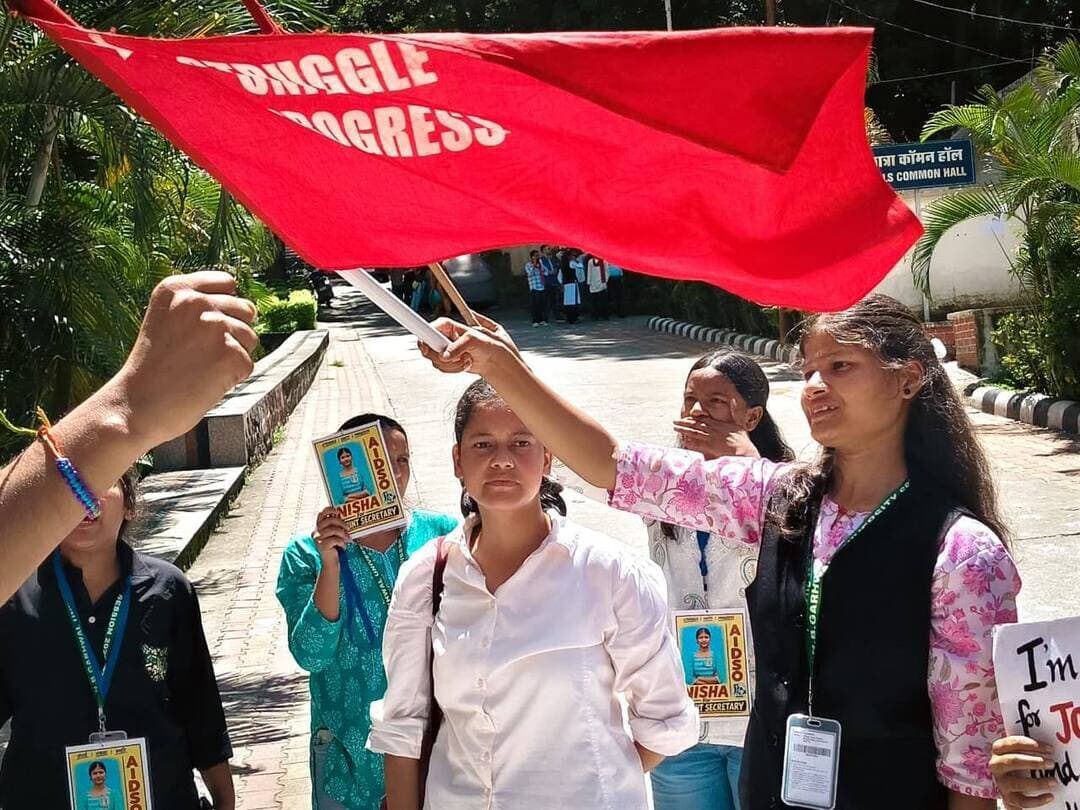 अंकिता भंडारी हत्याकांड सहित तमाम मुद्दों पर मुखर रही रुद्रप्रयाग की रहने वाली निशा गढ़वाल विश्वविद्यालय में लड़ रही है सहसचिव का चुनाव। छात्रसंघ चुनाव में इस बार AIDSO छात्र संगठन की ओर से निशा को सहसचिव पद के लिए उम्मीदवार बनाया गया है। रुद्रप्रयाग जिले के दशज्यूला कंडेई क्षेत्र की रहने वाली निशा वर्तमान में एमएसडब्ल्यू प्रथम सेमेस्टर की छात्रा हैं। निशा इससे पहले छात्रसंघ चुनाव में छात्रा प्रतिनिधि निधि पद पर चुनाव लड़ चुकी हैं। पिछले चुनाव में उन्हें 1858 मत प्राप्त हुए थे। इस बार संगठन ने उन्हें सहसचिव पद के लिए मैदान में उतारा है।