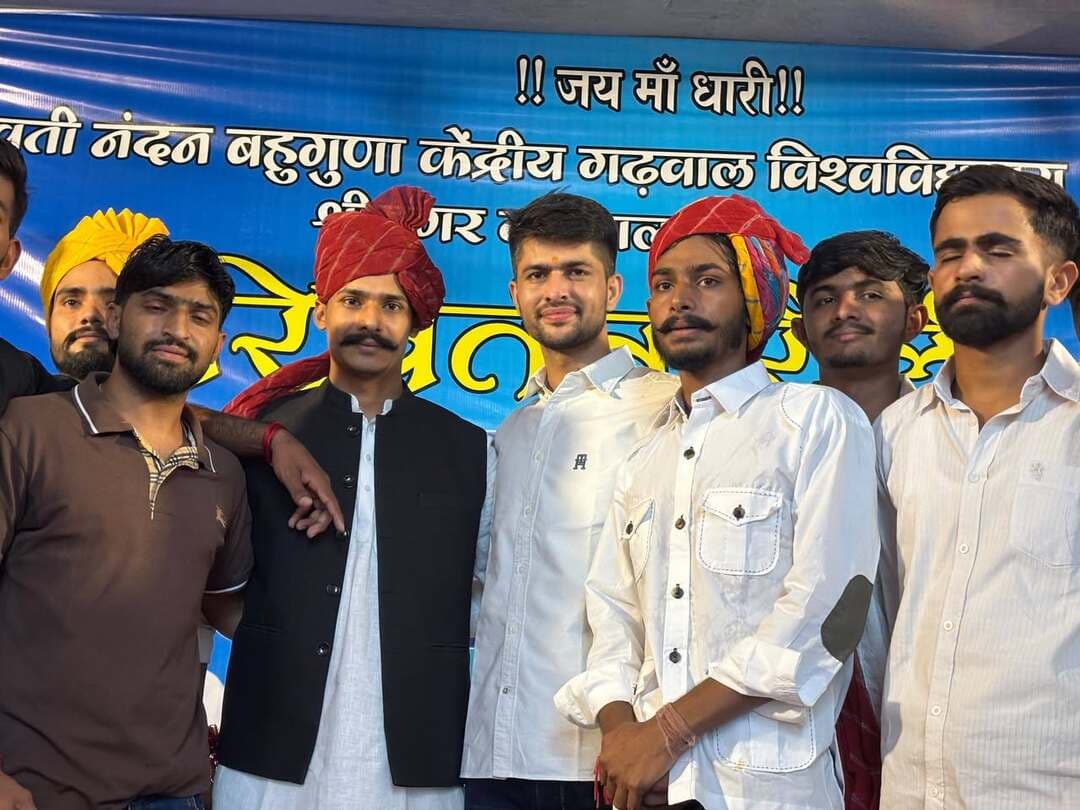 गढ़वाल की धरती, गढ़वाल विश्वविद्यालय के छात्र नेताओं से गढ़वाली टोपी की उम्मीद…लेकिन चुनावी रंग में राजस्थानी पगड़ी ने भी अपनी जगह बना ली।